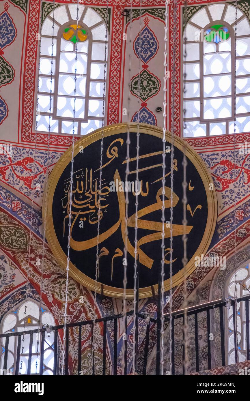 Istanbul, Turchia, Türkiye. Medaglione "Maometto" nella nuova Moschea (Yeni Camii) Foto Stock