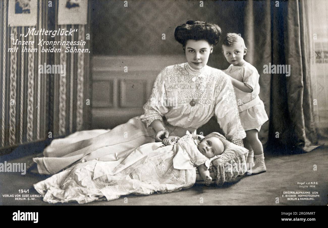 Il bambino principe Guglielmo (1906-1940) e il bambino principe Luigi Ferdinando di Prussia (1907-1994) con la loro madre duchessa Cecilia di Meclemburgo-Schwerin (1886-1954). Erano i figli del principe ereditario Guglielmo Foto Stock