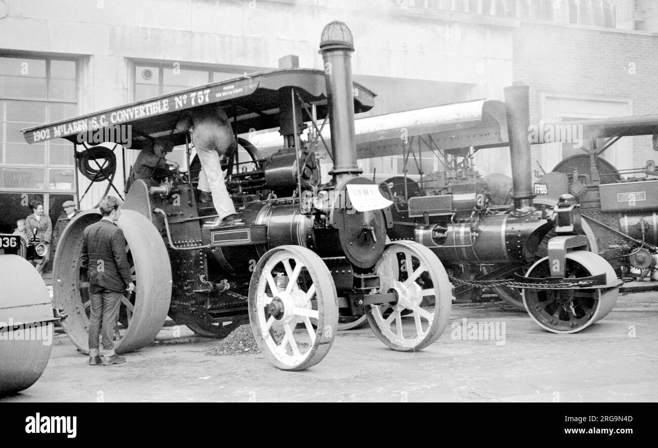 Ad un rally di motore di trazione fuori dal Museo della Scienza e della tecnologia su Newhall Street, Birmingham:- McLaren General Purpose Engine, regn. Ai 3029, numero 757, Apollo. Costruito nel 1904 da J&H McLaren & Co., a Hunslet, alimentato da un motore a vapore monocilindrico da 6 NHP. Con rullo per circolazione su strada Fowler classe T3A2, FF 4913, numero 21629. Costruito nel 1937 da John Fowler & Co. A Leeds, alimentato da un motore a vapore composto da 3 NHP. Foto Stock