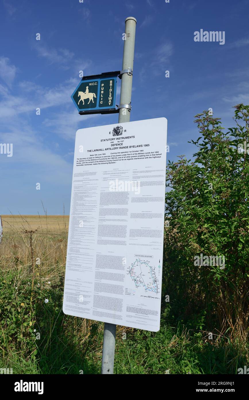 Firma Bridleway e avviso di addio alle leggi militari sulla Salisbury Plain Training area, Wiltshire. Foto Stock