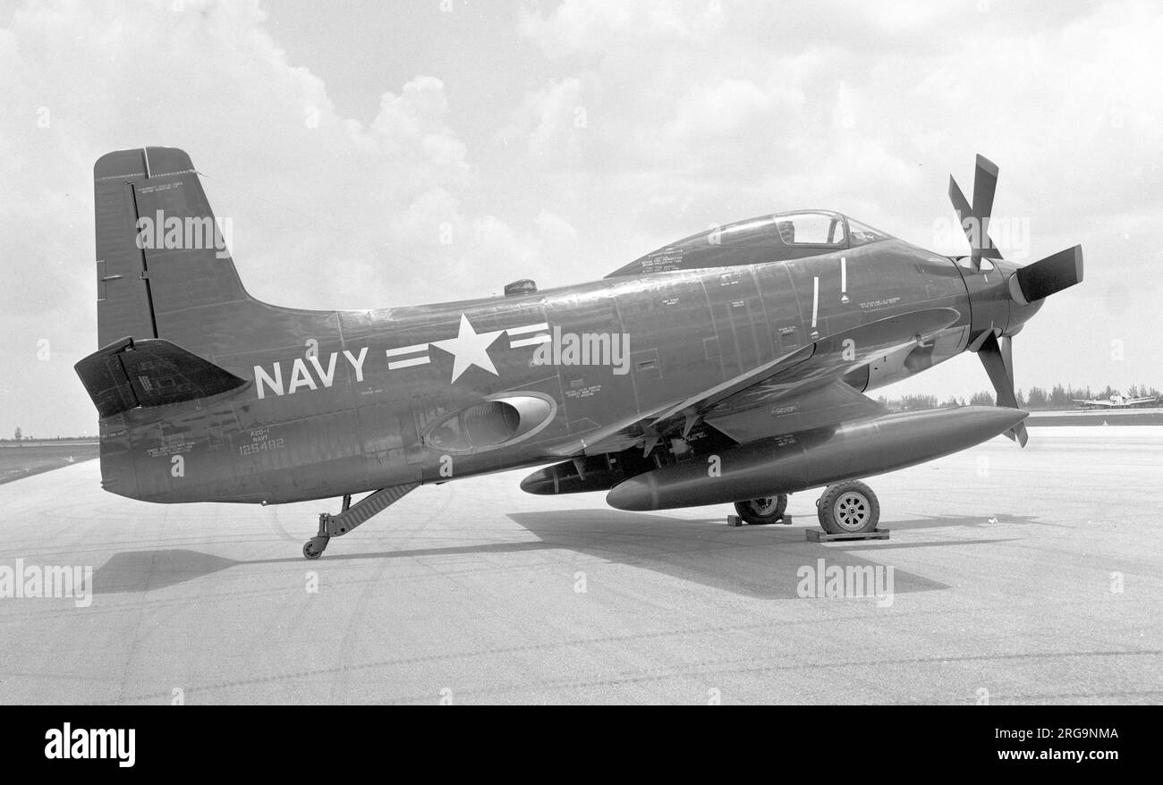 Douglas A2D-1 SkyShark 125482. Il terzo velivolo di produzione di dieci completato, 125482 è stato salvato alla Allison Engine Company per i test di volo di motori turboelica alla base aerea di Edwards in California, più tardi trasferendosi a Indianapolis. Questo velivolo ha avuto un breve lampo di fama quando ha rotto un record di velocità da Indianapolis a Opa Locka, Florida, in un tempo di 2 ore e 38 minuti. Allison ha continuato a volare i suoi tre Skysquali per diversi anni, supportando gli altri prodotti. Dei 2 tipi di proto e 10 aeromobili di produzione completati 4 non hanno mai volato e sono stati rottamati senza ore sul orologio. Foto Stock