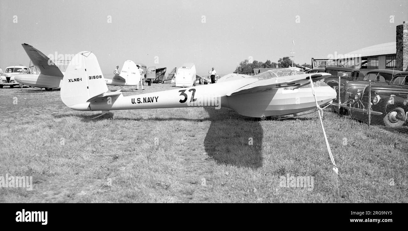 United States Navy - Pratt-Read XLNE-1 31506, concorso n. 32, a Harris Hill, Elmira, NY nel 1946 per il primo concorso US Soaring tenutosi dopo la seconda guerra mondiale. Sullo sfondo c'è Pratt-Read LNE-1 31507, l'unico altro aliante LNE ad essere assemblato dei 79 ordinati. Questo aereo volò anche nella gara e ebbe un incidente mortale il 17 agosto 1946. Gli LNE-1 e XLNE-1 sono stati costruiti dalla Gould Aeronautical Division della Pratt-Read piano Company di Deep River, Connecticut come versioni militari del PR-G1 Side-By-Side Primary alider trainer. I restanti velivoli furono trasferiti alla United States Mari Foto Stock