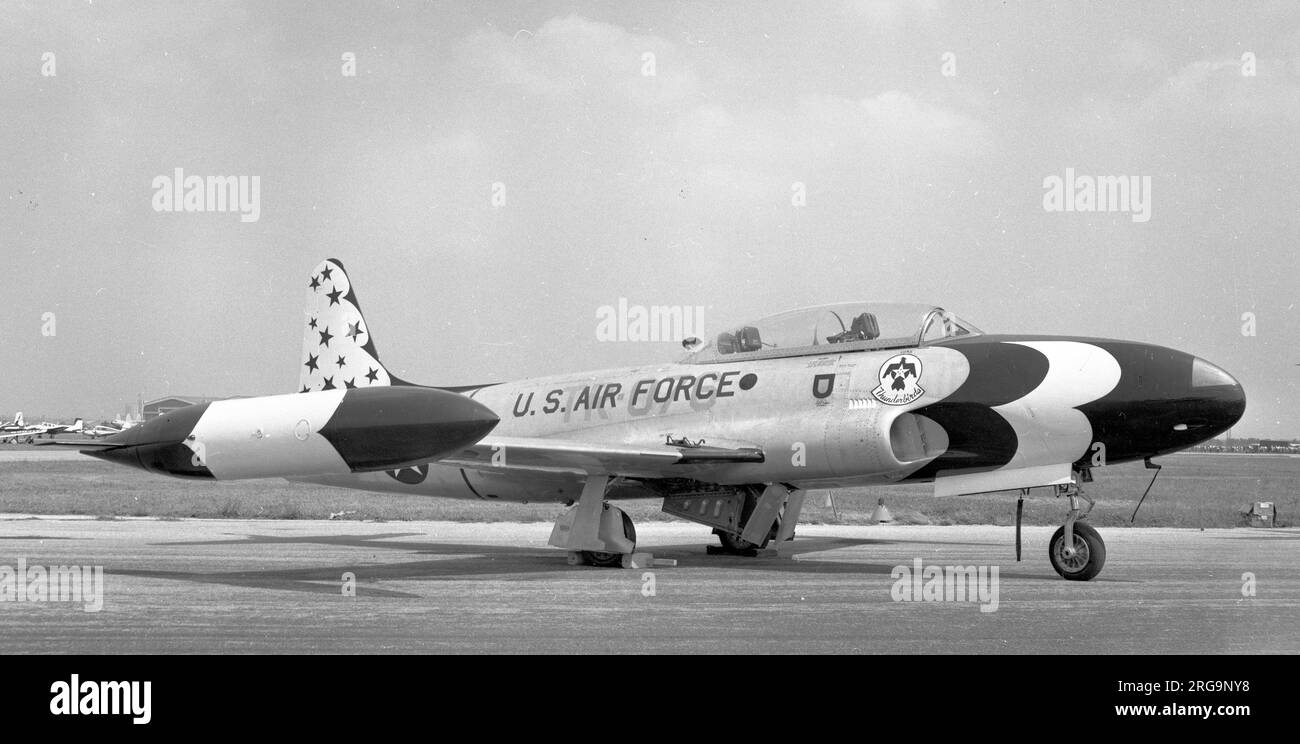 United States Air Force - Lockheed T-33A-1-lo Shooting Star 51-4076 (msn 580-5370) della squadra di aerobica USAF Thunderbirds. 1952: USAF 3530th PTW. Supporto hack per la squadra acrobatica Thunderbirds. 9 novembre 1961: Carica a AMARC , Davis-Monthan Air base. Foto Stock