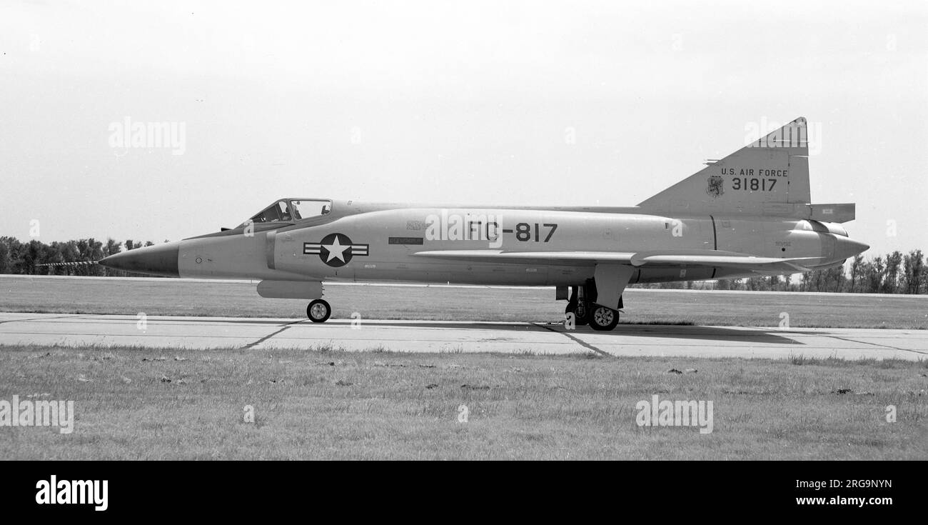 United States Air Force - Convair F-102A-25-CO Delta Dagger 53-1817, of Air Proving Ground Command. Questa foto mostra la pinna corta originale montata sui tipi proto e sui primi aerei di produzione 66. Questo è stato presto sostituito da una pinna più alta durante gli interventi di manutenzione programmati e i programmi di modifica 1956: Air Proving Ground Command. USAF 37th FIS. Luglio 1962: Ritiro dall'uso presso Kelly AFB, TX. Attualmente conservato presso il Museo di Storia e Tradizioni di Lackland AFB, Texas. Foto Stock