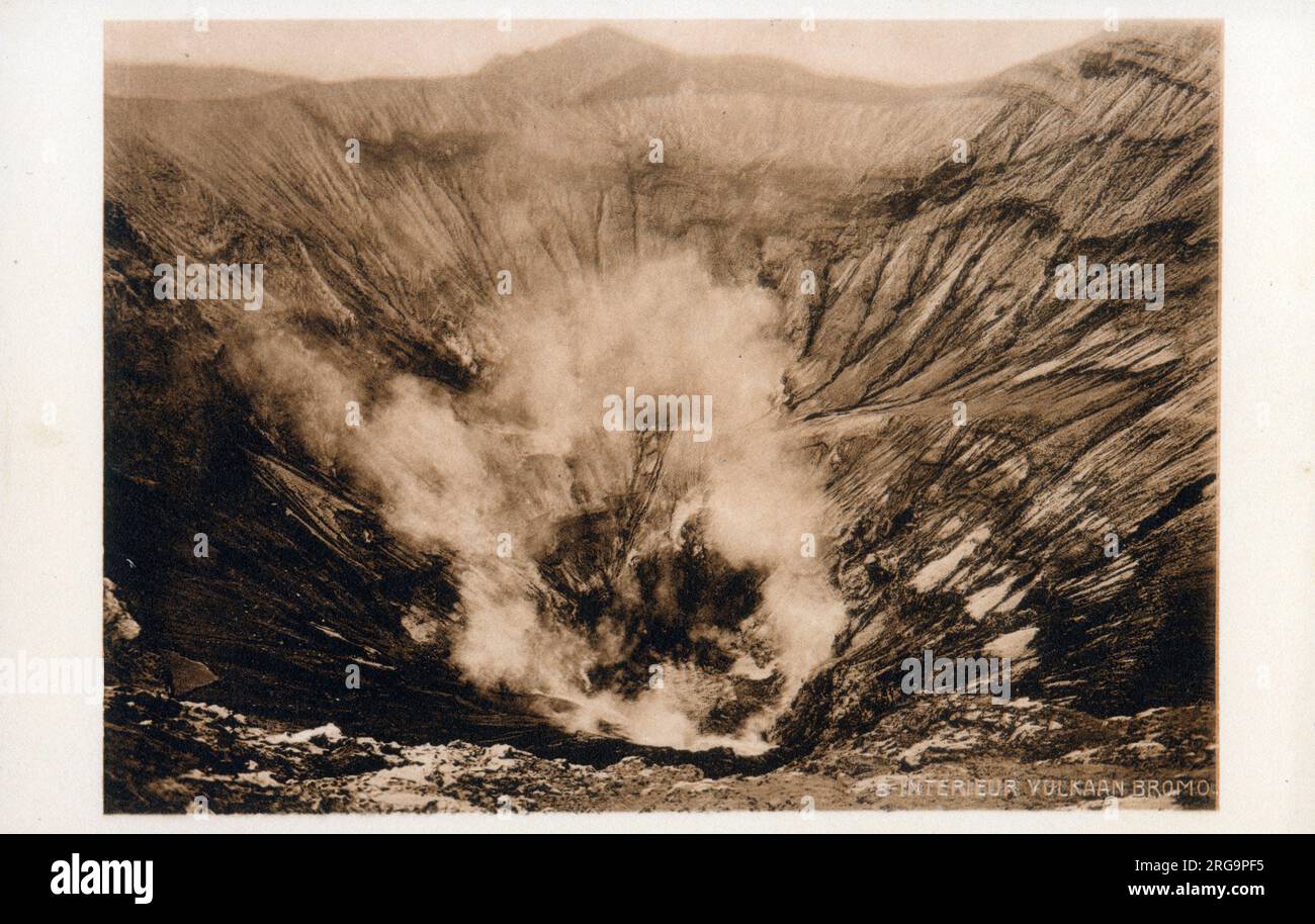 Vista dell'interno del cratere del Monte Bromo (Gunung Bromo) - un vulcano attivo e parte del massiccio del Tengger, a Giava Orientale, Indonesia. Il vulcano appartiene al Parco Nazionale Bromo Tengger Semeru e prende il nome dalla pronuncia giavanese di Brahma, il dio creatore indù. Foto Stock