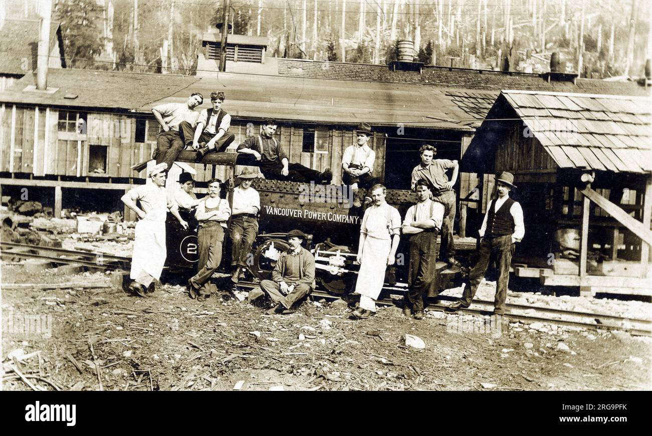 Alberta, Canada - (possibilmente Peace River) Vancouver Power CO motore ferroviario n. 2 e equipaggio - 1916. Foto Stock