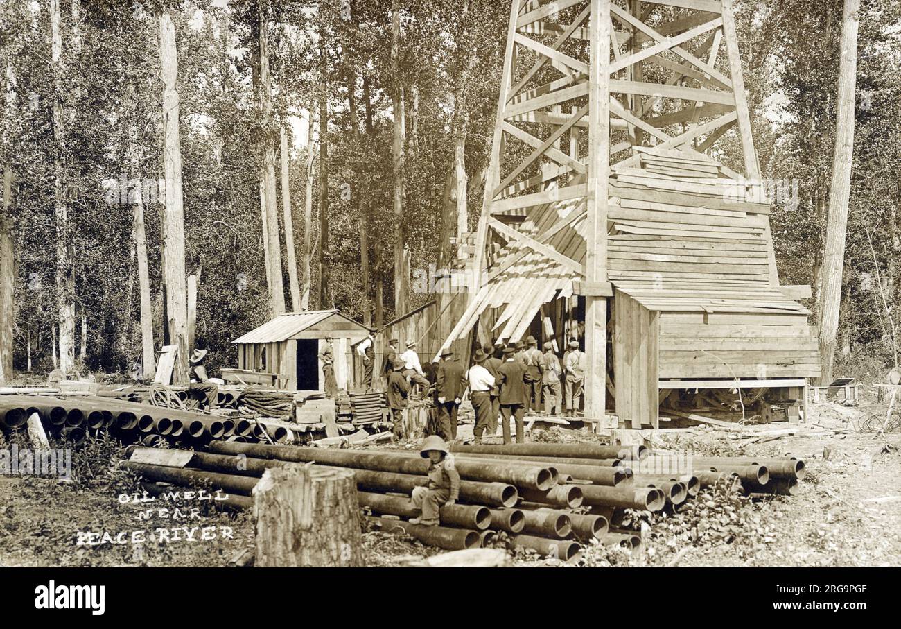 Alberta. Canada - pozzo petrolifero Peace River derrick e equipaggio edile - circa 1910. Foto Stock