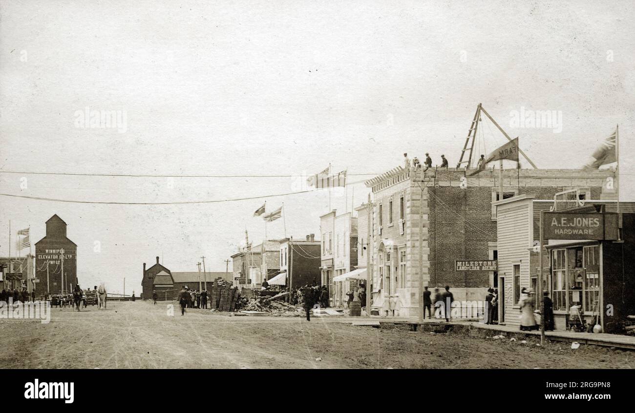 Milestone, Saskatchewan sud-orientale, Canada - dal negozio A. E. Jones, nuova costruzione di una banca. Foto Stock