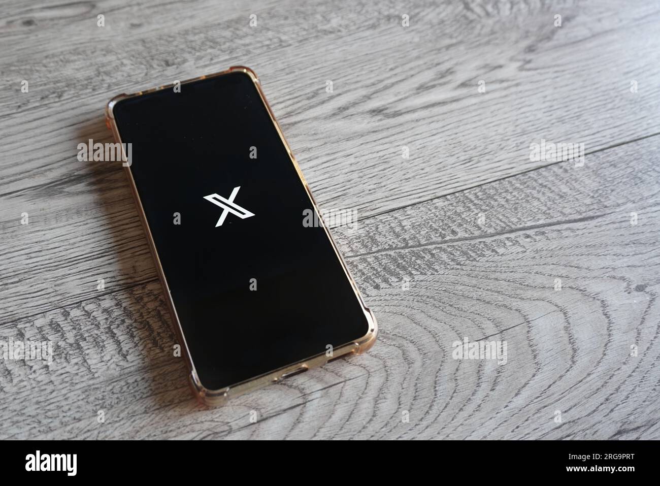 Logo dell'app X del servizio di social networking sullo smartphone con spazio per la copia. Twitter rebranding come X.. Foto Stock