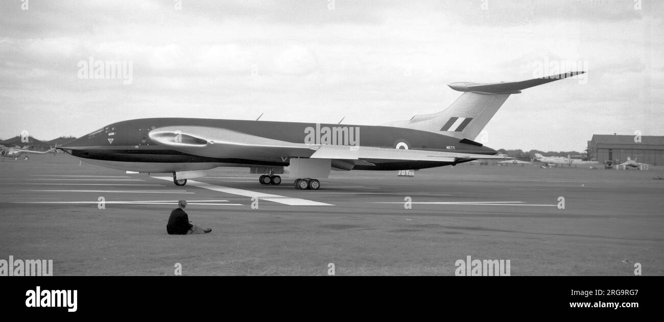 Handley Page HP.80 Victor 1st Prototype WB771 schierato per il take-of, alla SBAC 1953 Farnborough Air Show. Sullo sfondo destro sono visibili il breve SB.5 WG768, il corto Seamew AS.1 XA209, Fairey Gannet AS.1 WN341 e uno dei tre Avro 707s presenti. Foto Stock
