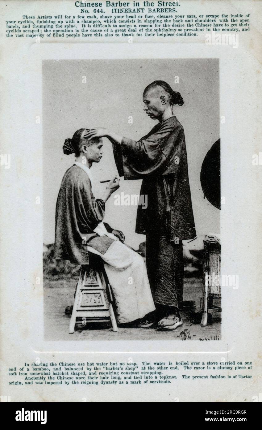 Hong Kong - Itinerant Chinese Barber in the Street - offre una varietà di servizi tra cui rasatura della testa, massaggio alla schiena e raschiatura delle palpebre! Foto Stock