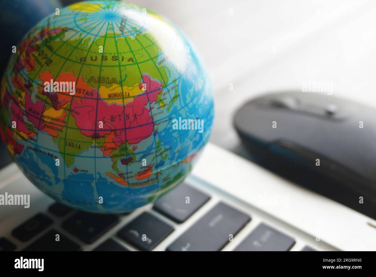 Immagine ravvicinata del globo, della tastiera del notebook e del mouse del computer. Internet, globalizzazione e concetto tecnologico Foto Stock