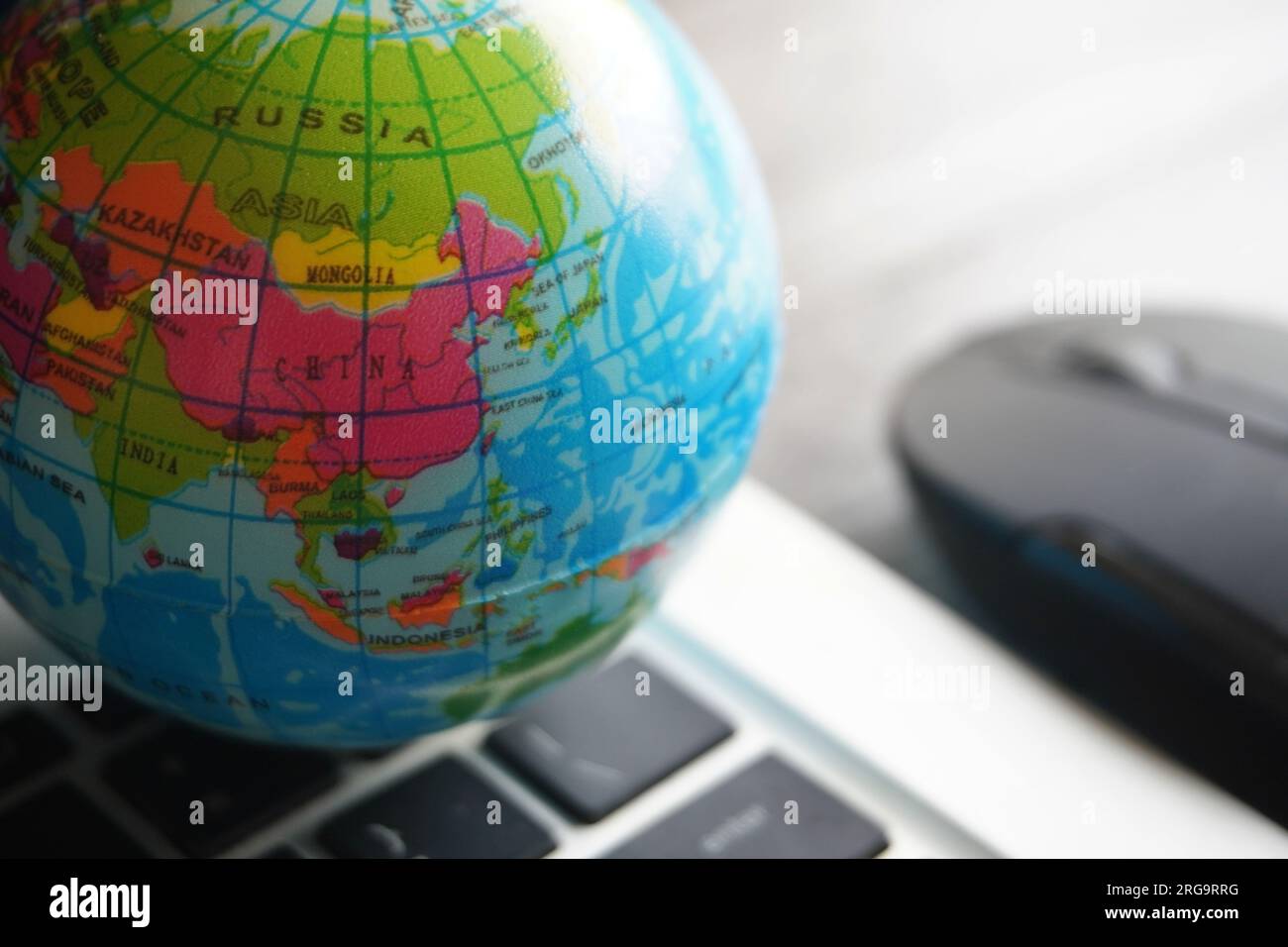 Immagine ravvicinata del globo, della tastiera del notebook e del mouse del computer. Internet, globalizzazione e concetto tecnologico Foto Stock