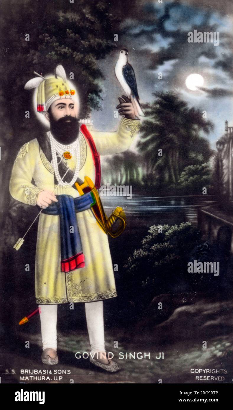 Guru Gobind Singh (1666-1708) (nato Gobind Rai) - il decimo Guru Sikh, un maestro spirituale, guerriero, poeta e filosofo. Quando suo padre, Guru Tegh Bahadur, fu decapitato per aver rifiutato di convertirsi all'Islam, Guru Gobind Singh fu formalmente installato come leader dei Sikh all'età di nove anni, diventando il decimo Guru Sikh. Chitta Baz, (Falcon Bianco), è tradizionalmente il nome dato ad uno dei falchi preferiti di Guru Gobind Singh che avrebbe portato appollaiato sulla sua mano quando usciva per uno Shikar (caccia) o per qualche falconeria. Questa immagine del Guru il falco bianco appoggiato sulla sua mano destra ha surv Foto Stock