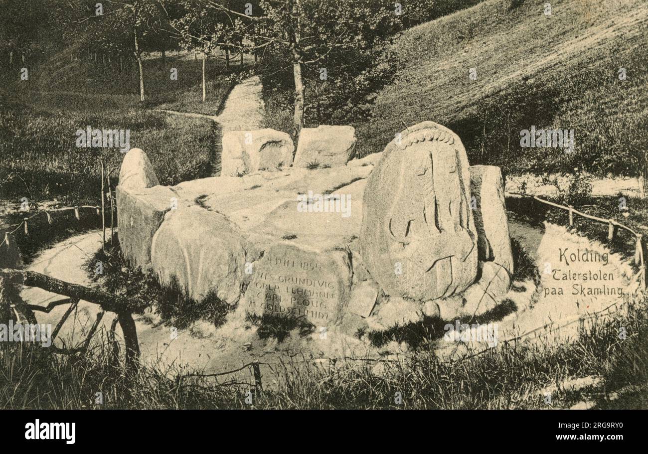 Il 'leggio' (Talerstolen) a Skamlingsbanken, una grande collina situata nella parrocchia di Vejstrup, Jutland, Danimarca, tra Kolding e Christiansfeld. Eretto nel 1903 e progettato da Lorenz Frolich e realizzato da Niels Larsen Stevns, il monumento racconta (con simboli nazionali, cristiani e nordici) la lotta per la lingua madre. Qui, durante e dopo le dispute sul territorio dello Schleswig-Holstein, si sono svolti numerosi importanti incontri pubblici storici. Quando la pace ritornò, vi fu uno scambio di territori tra il regno e il Ducato dello Jutland Meridionale. Di conseguenza, otto non-Jutland par Foto Stock