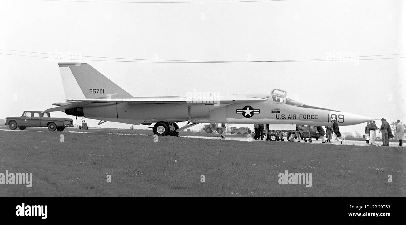 United States Air Force - General Dynamics F-111a-CF 65-5701 (msn A1-19-28, l'aereo di produzione 1st), al RAF Wethersfield di Suffolk in transito dal Paris Air Show 1967, con il programma di esposizione aerea numero 199. 65- 5701 si è schiantato il 2 gennaio 1968 a Edwards AFB a causa di un incendio nella baia delle armi da fuoco. L'equipaggio ha espulso in modo sicuro, utilizzando il modulo di espulsione. Foto Stock
