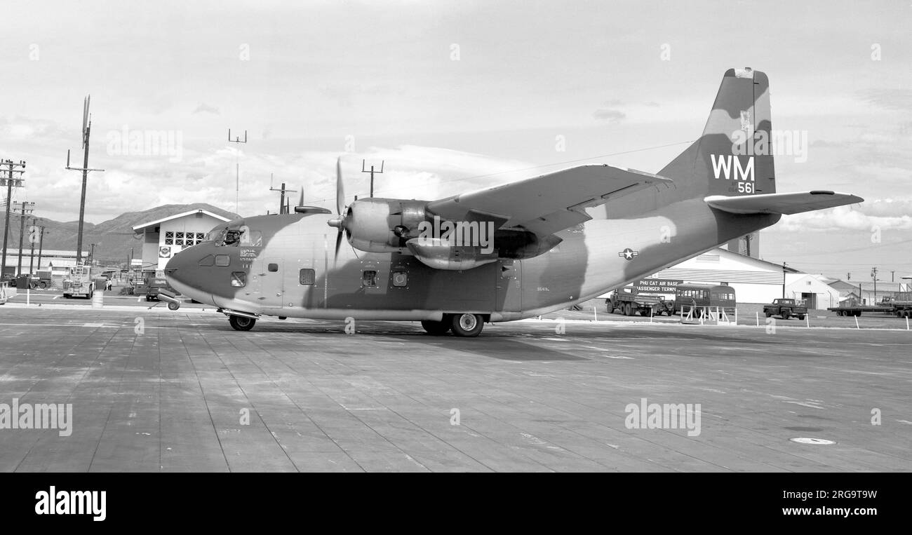 United States Air Force - Fairchild C-123K 55-4561 (msn 20222, codice di unità WM), del 310th Tactical Airlift Squadron da Phan Rang Air base, a Phu Cat Air base in Vietnam. Costruito come Fairchild C-123B-14-fa Provider, 4561 è stato trasferito alla Royal Saudi Air Force, prima di ritornare alla USAF e la conversione in C-123K standard. Dopo il servizio con il 310th MAS 4561 è stato trasferito alle forze aeree vietnamite prima di essere finalmente assegnato alle forze aeree della Repubblica di Corea in Corea del Sud. Foto Stock