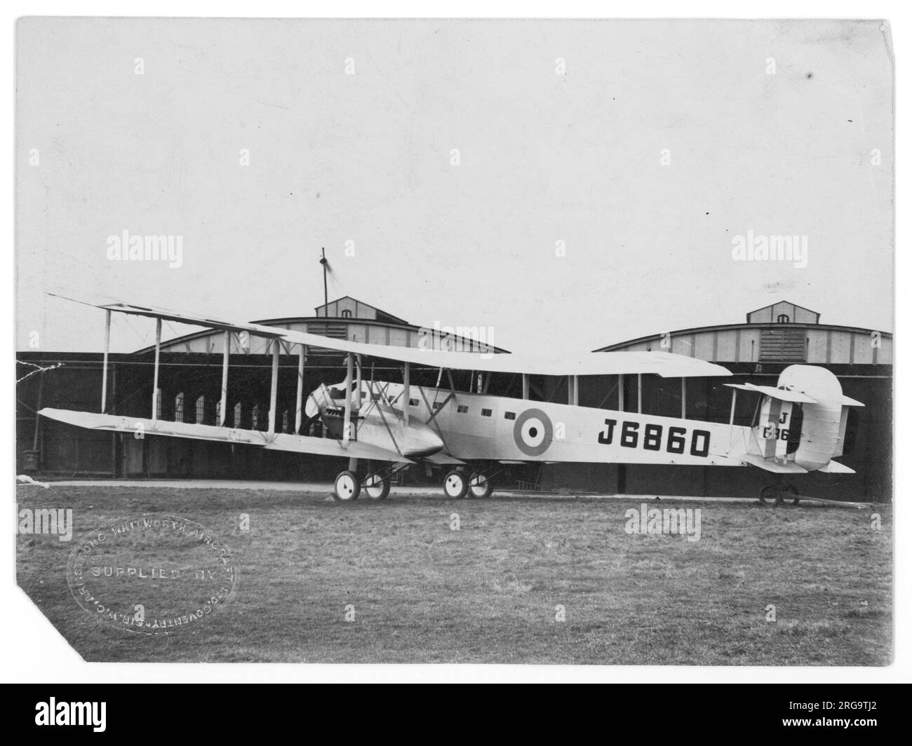 Armstrong Whitworth Awana J6860. L'Awana è stato progettato in risposta alla specifica del Ministero dell'aria 5/20 per una truppa a doppio motore che trasporta l'aeroplano, in grado di trasportare 25 truppe completamente equipaggiate per una distanza di 400 miglia ed essere in grado di atterrare su terreni accidentati. Altri requisiti sono le ali pieghevoli e la capacità di volare su un motore. Foto Stock