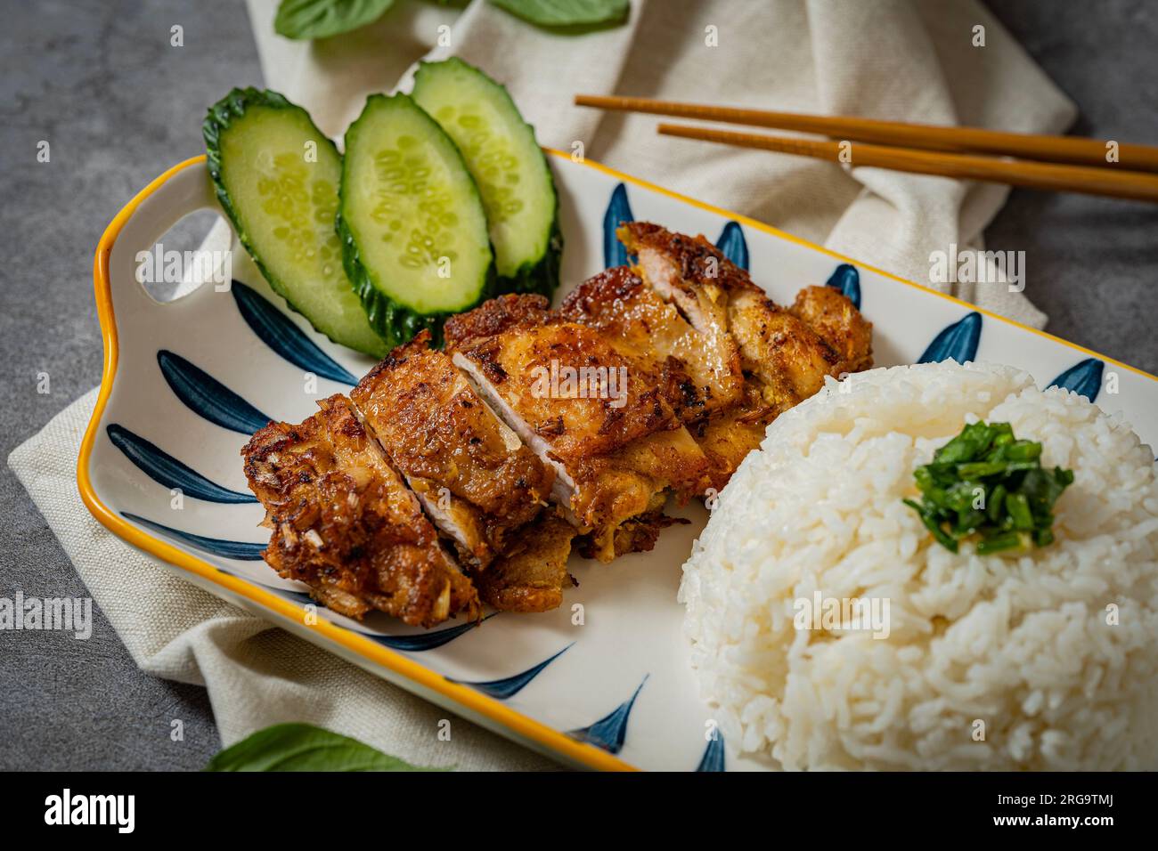 Riso vietnamita servito con bistecca di pollo Foto Stock