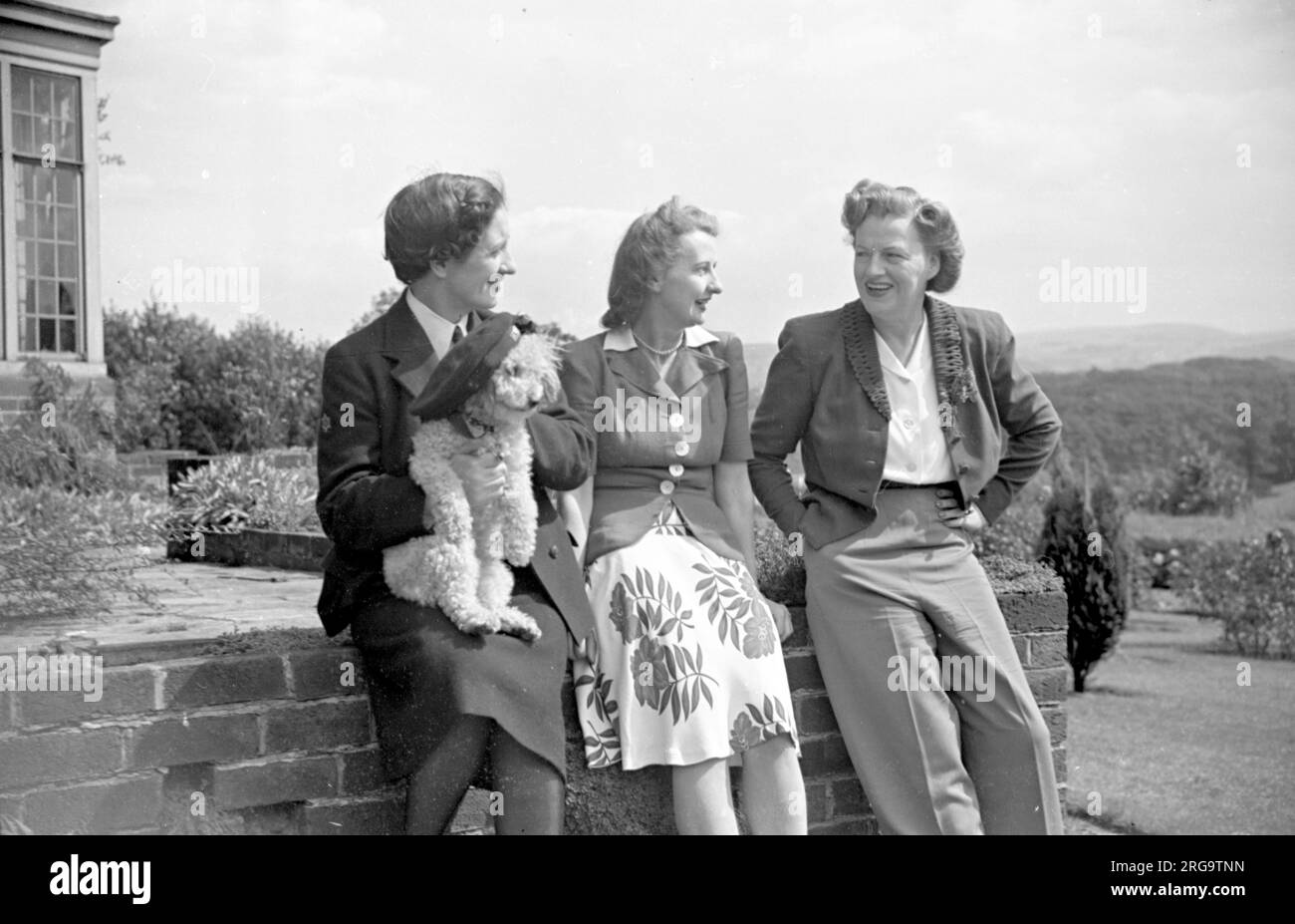 Gracie Fields (1898-1979) - attrice, cantante e comica inglese e star del cinema e della sala della musica, fotografata con gli amici a Prestbury, dopo essere ritornata dagli Stati Uniti. Foto Stock