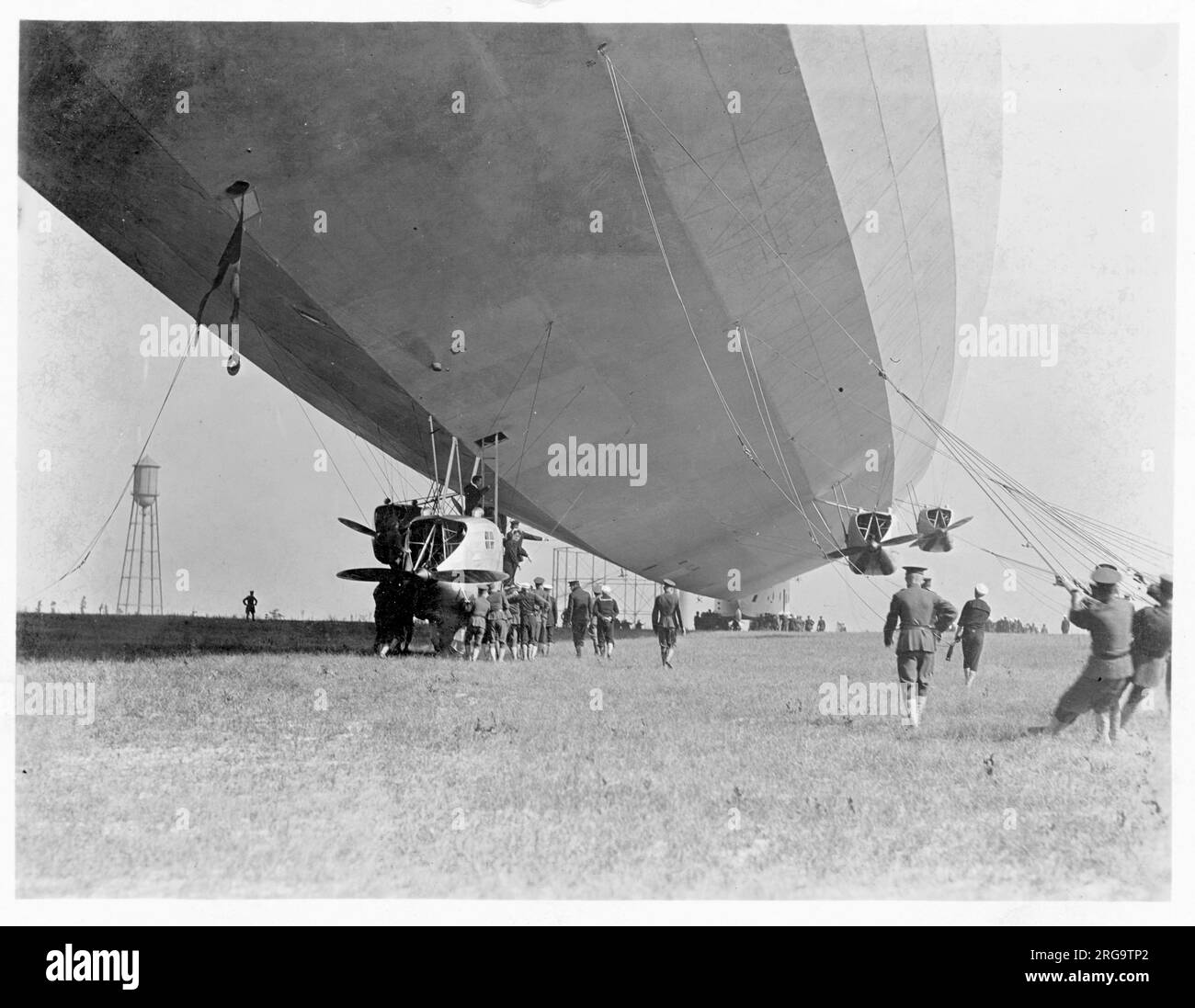 United States Navy - USS Shenandoah (ZR-1), la prima delle quattro navi rigide della United States Navy gestite dalla Lakehurst Naval Air Station. Shenandoah fu costruito nel 1922-1923 presso la base aeronavale di Lakehurst, e volò per la prima volta nel settembre 1923. Ha sviluppato gli Stati Uniti Navys esperienza con navi aeree rigide e ha fatto la prima traversata del Nord America in nave aerea. Sul volo del 57th, Shenandoah fu distrutta in una linea di squall sull'Ohio nel settembre del 1925. (Notare l'impianto di produzione di gas in background) Foto Stock