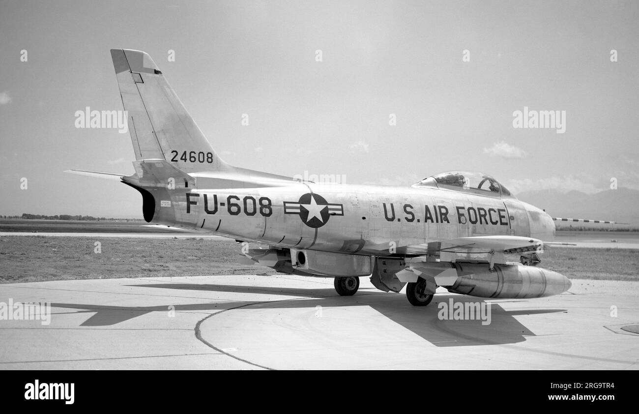 United States Air Force - North American JF-86F Sabre 52-4608 (msn 191-304), con motore a razzo Rocketdyne AR 2-3 montato sulla pancia e due grandi serbatoi di ossidante al di sotto del perossido di idrogeno da 200 gal. Armato di due missili Sidewinder GAR-8A (successivamente designato AIM-9B), è stato in grado di salire a 30.000 piedi in 24 secondi. 1953-54: 81st FBS (50th FBW). Poi 4530th CCTW.1959: Convertito a F-86F(R)Luglio 1960: Ri-designato come JF-86F.venduto al mercato civile, sans motore razzo, con registrazione N57963.attualmente conservato a San Martin, CA.. Foto Stock