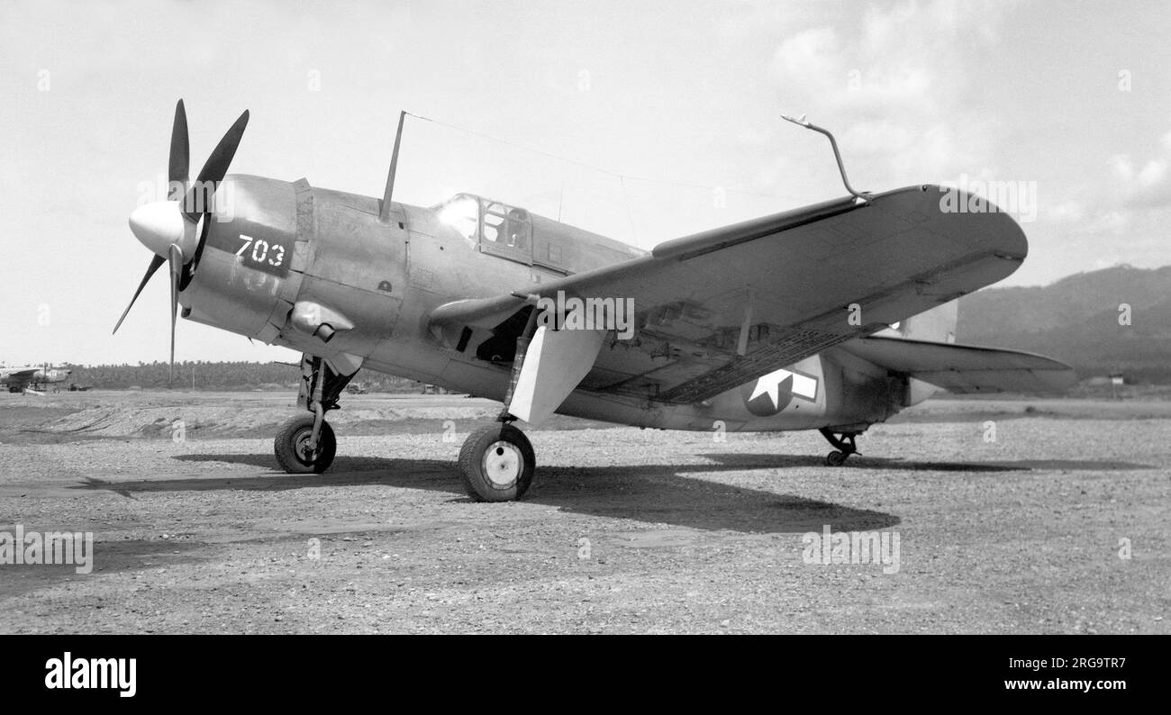 United States Navy - Curtiss SB2C-4 Helldiver 703 (Curtiss modello 84F) nel Pacifico del Sud. ( Il SB2C-4 è un SB2C-1c ma dotato di rastrelliere ad alette per otto razzi da 5 poll. (127 mm) o bombe da 1.000 lb (454 kg), costruito circa 2.000.) Foto Stock