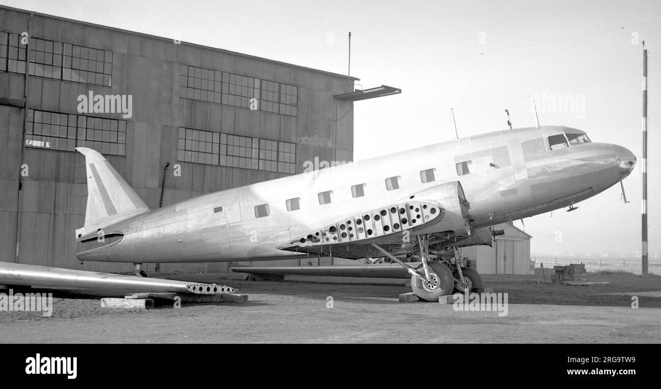 United States Air Force - Douglas C-33 ??36-78?? smontato per la riparazione, dopo un atterraggio con ruote sollevate o un cedimento del carro. Il C-33 era una versione militare del DC-2 con una pinna più grande, un timone e una porta di carico sul lato del porto. Foto Stock