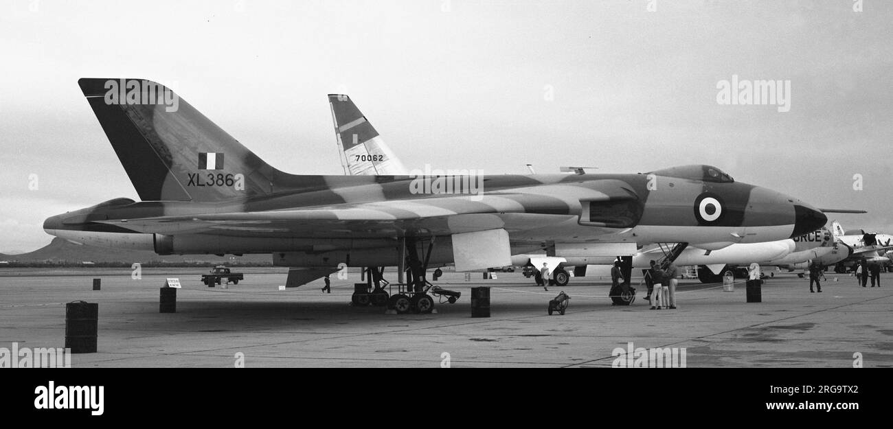 Royal Air Force - Avro Vulcan B.2 XL386 in occasione di uno spettacolo aereo negli Stati Uniti, dotato di un missile nucleare in acciaio blu inerte stand-off. XL386 è stato consegnato il 11 maggio 1962, ritirato alla scuola antincendio di RAF Manston il 26 agosto 1982 come 8760M, e demolito nel 1994. Data: Circa 1966 Foto Stock