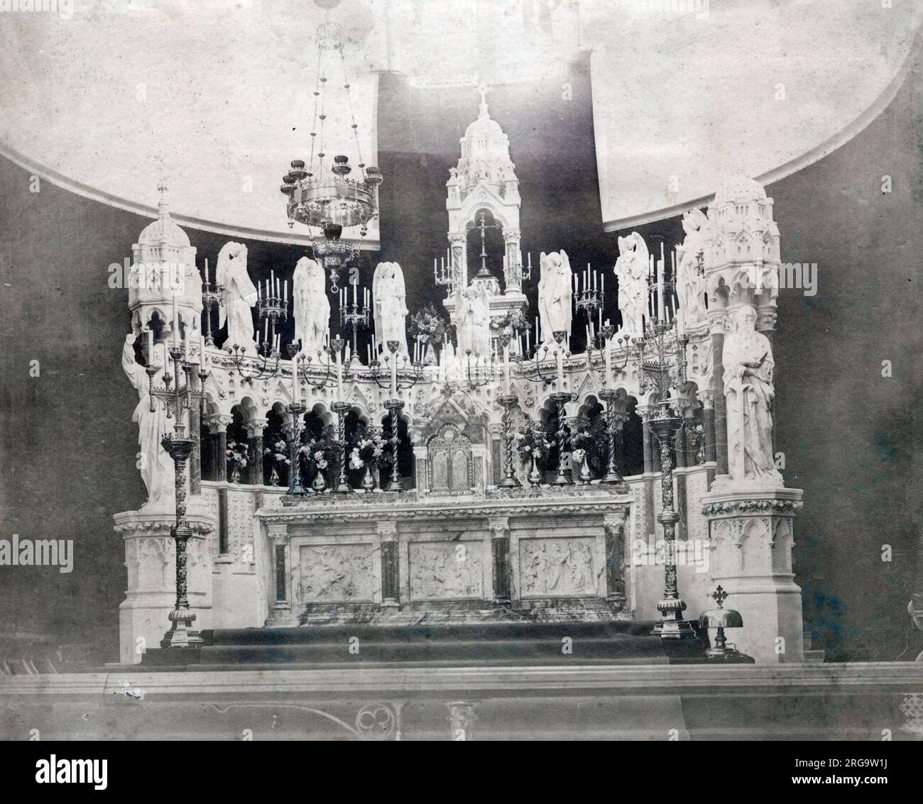 Altare dedicato ai sette spiriti davanti al trono, la Chiesa di San Pietro, Leamington Foto Stock