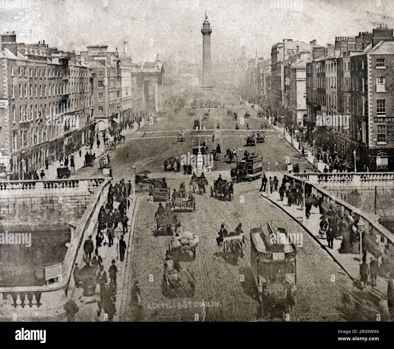 Vista che guarda lungo Sackville Street (in seguito rinominata o'Connell Street) verso Nelson's Pillar, Dublino, Irlanda. Foto Stock
