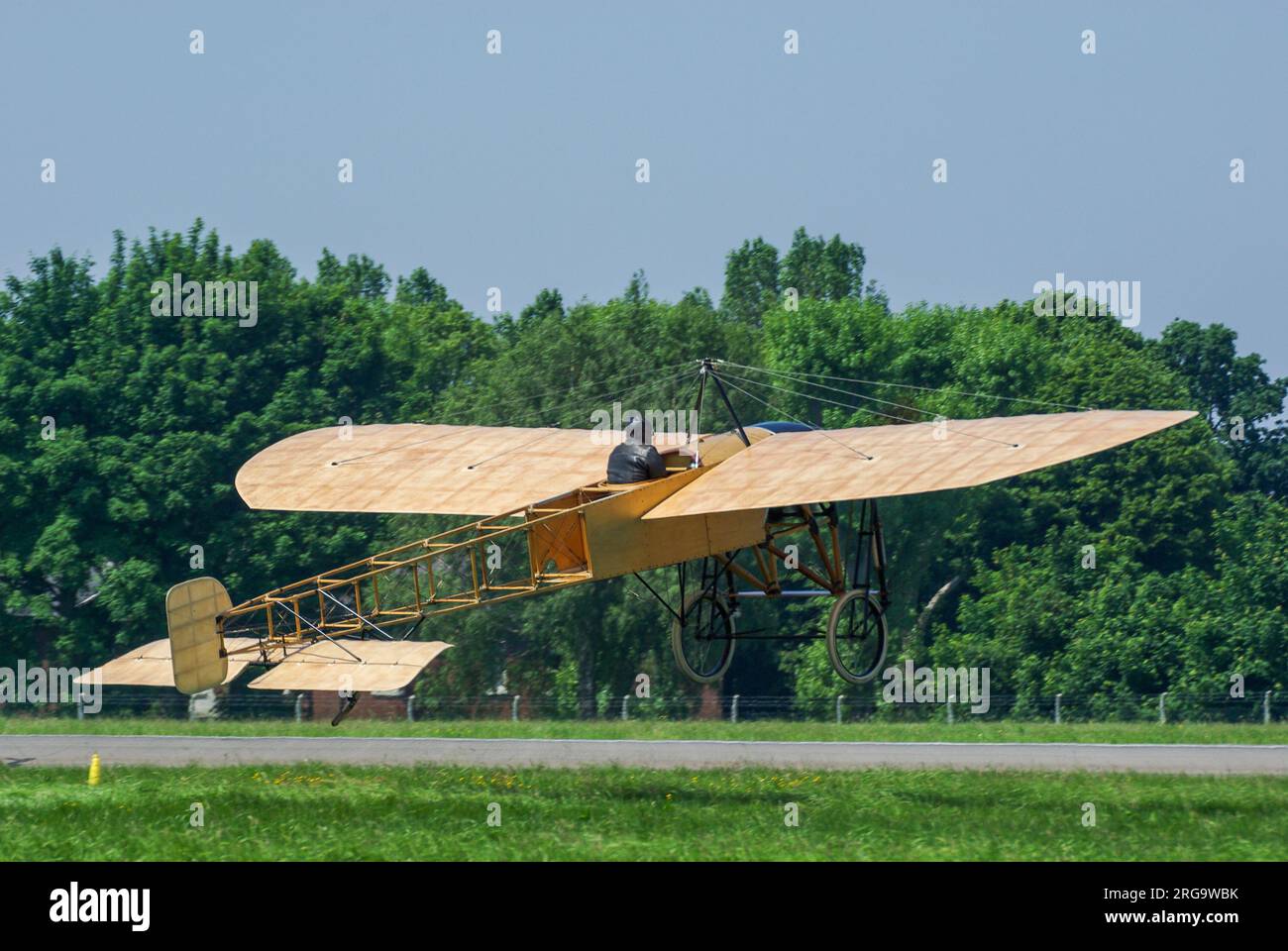 Replica Flying Bleriot XI costruita e volata da Mikael Carlsson. Macchina volante Pioneer di Louis Bleriot fin dai primi giorni di volo. A Biggin Hill Foto Stock