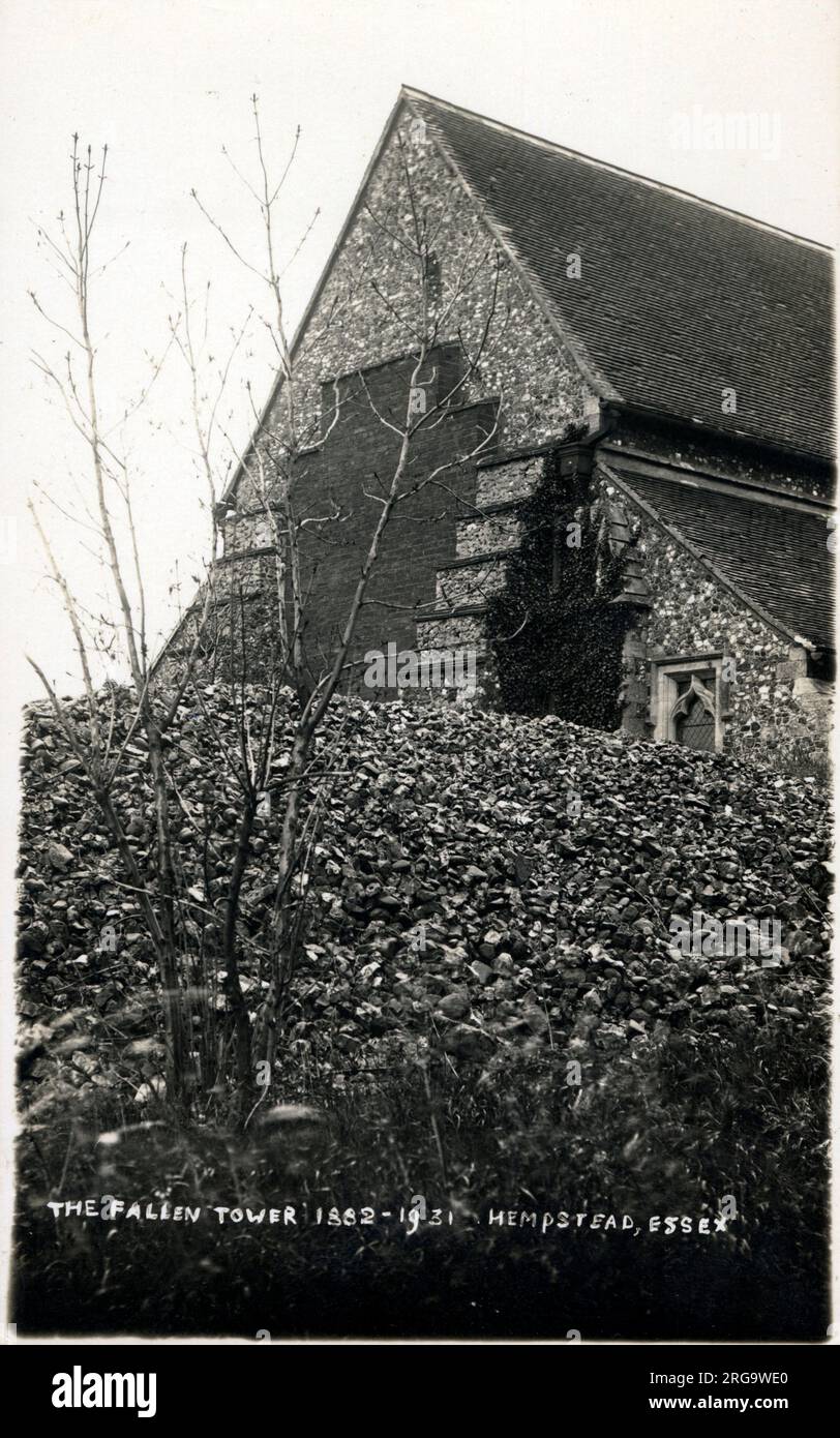 Chiesa di Sant'Andrea, Hempstead, Essex - la Torre caduta. Nel 1882 la torre del 15th ° secolo cadde rendendo la chiesa inutilizzabile fino al 1888, dopo un programma di restauro era stato completato. Nel 1933 la Harveian Society di Londra diede dei soldi per la ricostruzione della torre. Quando la ricostruzione raggiunse l'altezza della navata, i soldi finirono ed erano £1.000 corti. Quando la torre fu completata nel 1960, costò 14.000 sterline!! Foto Stock