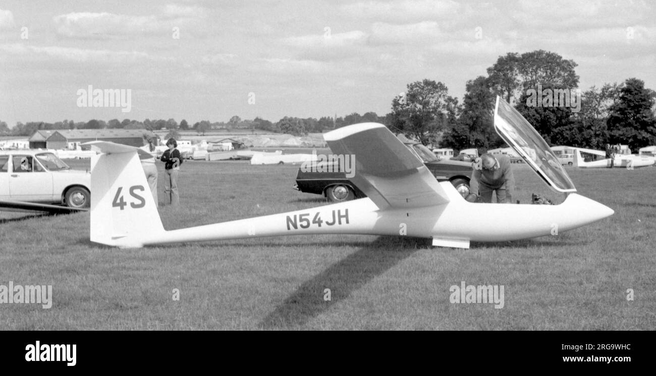 Schleicher ASW-20 N54JH - '4S', velivolo ad alte prestazioni classe 15m a posto singolo, presso il campo di aviazione di Marhands Bosworth durante un concorso nazionale di alianti britannico. Foto Stock