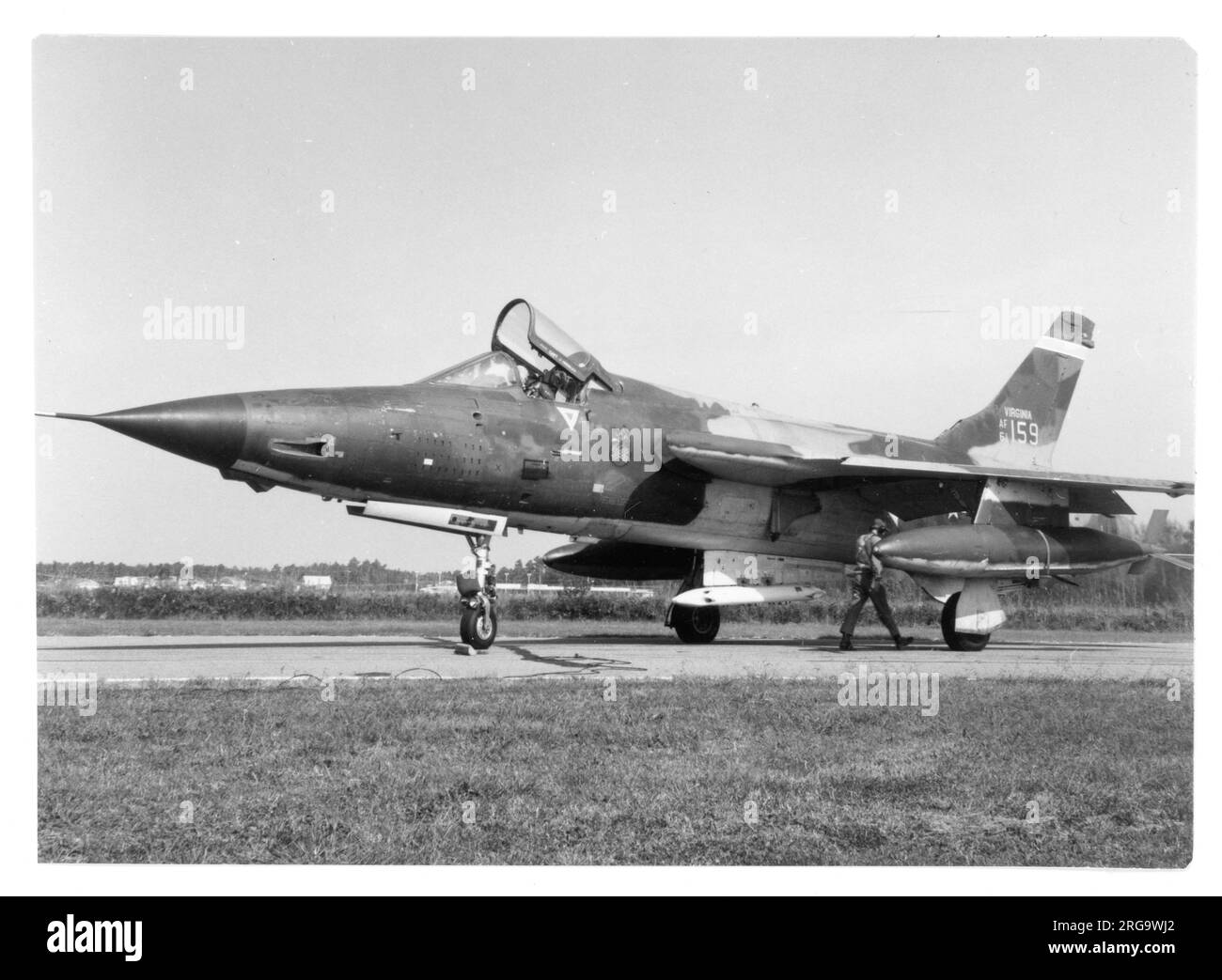 Virginia Air National Guard - Republic F-105D Thunderchief 61-0159 (msn D354) del 149th Tactical Fighter Squadron visto con un 4-round Zuni lanciarazzi pratica sul pilone porta bomba.. Nel febbraio 1970 '0159' fu attivo con lo Squadrone Tactical Fighter 354th e chiamato 'Honey Pot II', completando 600 missioni del Sud-Est asiatico, accreditate con una uccisione MIG. Ora in mostra al Davis Monthan AFB, Arizona, dipinto come 62-4284. Foto Stock