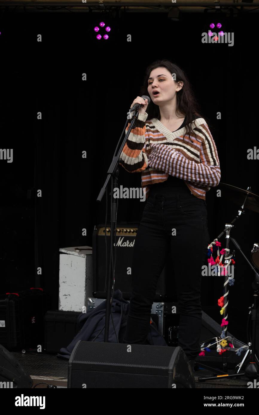 Una cantante donna all'Art in the Park, Leamington Spa, Warwickshire, Regno Unito Foto Stock