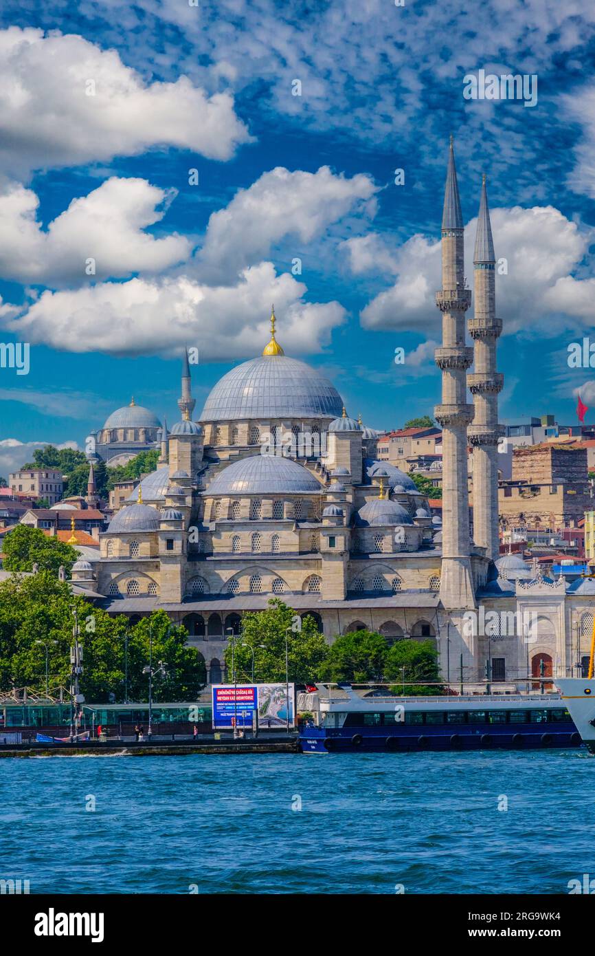 Istanbul, Turchia, Türkiye. La nuova Moschea (Yeni Camii, completata nel 1663). Foto Stock