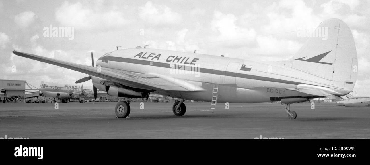 Curtiss-Wright C-46D-10-CU Commando CC-CDH (msn 32940), di Alfa Chile all'aeroporto internazionale di Miami, con un RANSA (rutas aereas Nacionales SA) Boeing 377 in background. Consegnato all'esercito degli Stati Uniti come 44-77544 e ritirato alla MASDC il 28 dicembre 1957. Venduto come N105Z il 2 ottobre 1961, a N10592, poi CC-CDH con Alfa Chile. Si è schiantato in una zona montagnosa al Passo la Yareta, in Cile, il 3 febbraio 1967, ferendo tutti e quattro i membri dell'equipaggio, trasportando 5 tonnellate di carne. Foto Stock