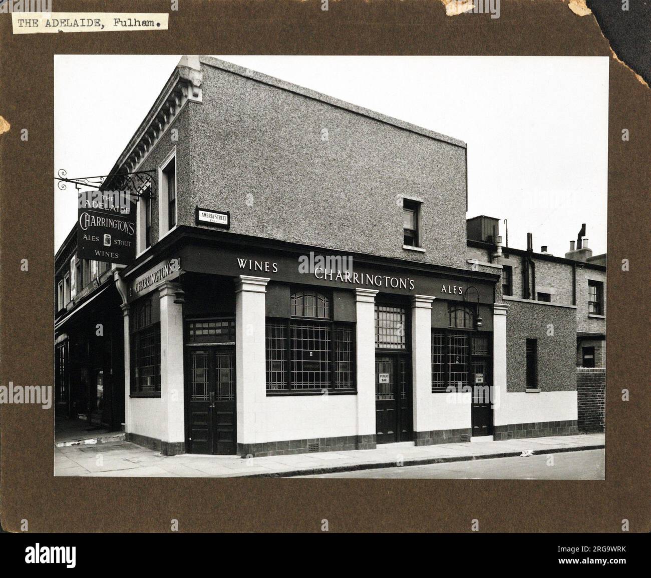 Fotografia di Adelaide PH, Fulham, Londra. Il lato principale della stampa (mostrato qui) raffigura: Angolo sulla vista del pub. Il retro della stampa (disponibile su richiesta) dettagli: Niente per Adelaide, Fulham, Londra SW6 2EB. A partire da luglio 2018 . Chiuso nel 1997 ma riaperto come cafe.bar Lunasa entro il 2001. Successivamente convertito nel ristorante 'Vamos da Tapas' nel 2005 e nel 2008 fu un negozio di lampade. Charles Edwards. Foto Stock
