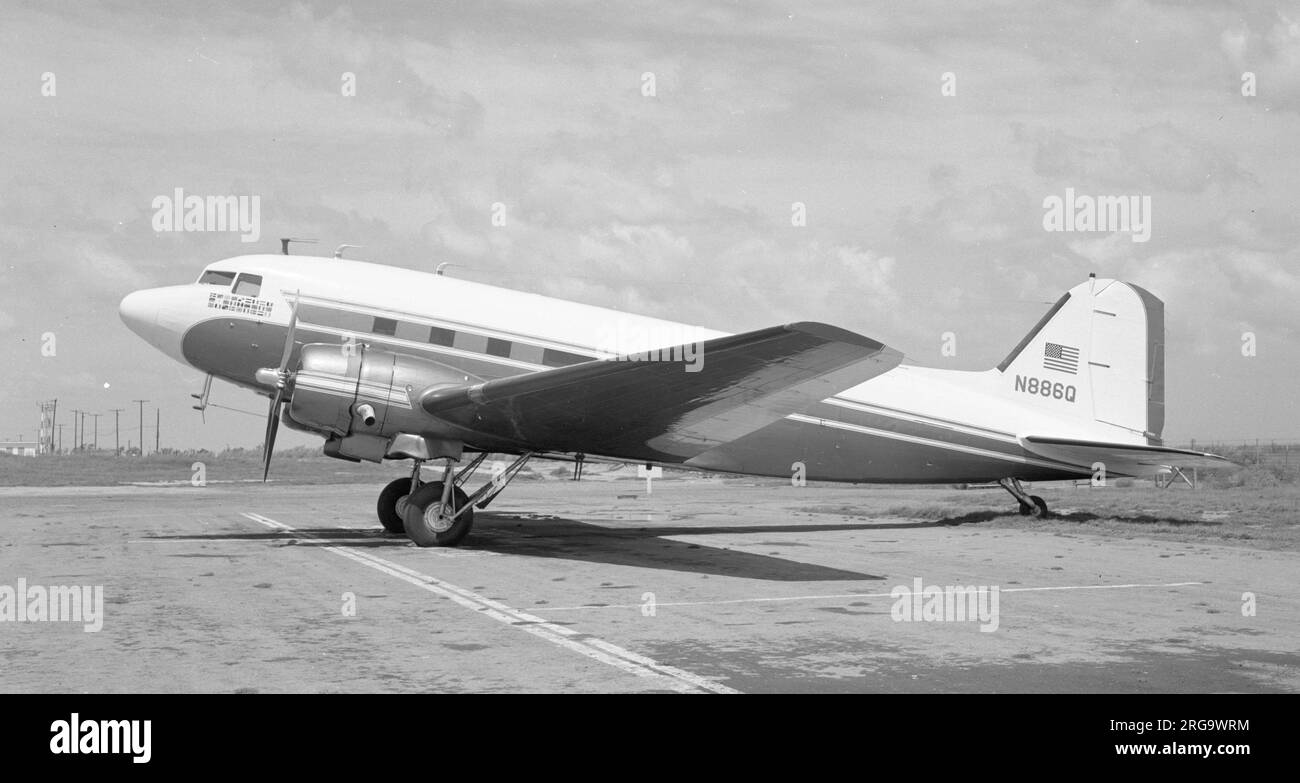 Douglas DC-3 N886Q. Consegnato nuovo a Trans World Airways come NC17324 nel mese di agosto 1937 e servito fino a febbraio 1952. In seguito divenne il N8860, poi il N886Q, poi il N57700. Nota - bandiere sotto il cockpit. Foto Stock