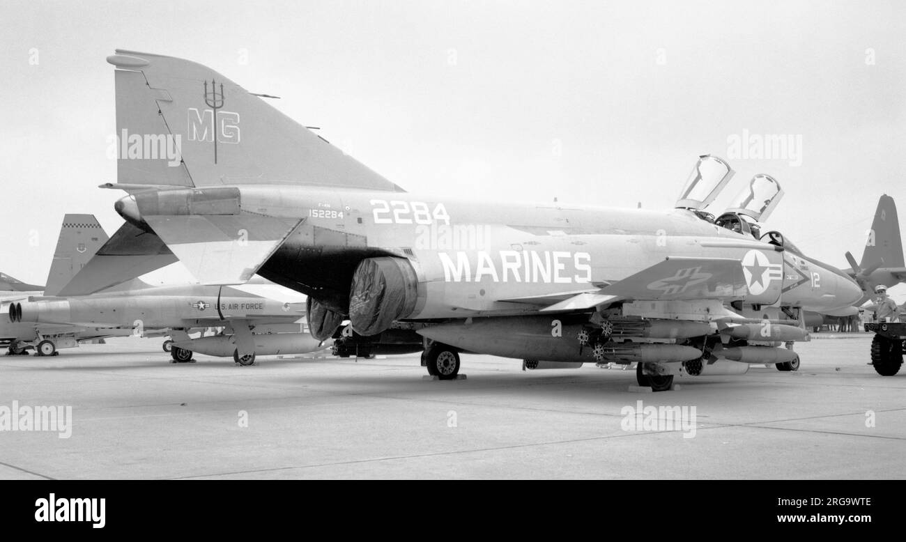 United States Marine Corps - McDonnell Douglas F-4N Phantom 152284 (msn 1065, codice unità 'MG', segnale di chiamata '12') di VMFA-321 Costruito come McDonnell F4H-1 Phantom 152284 e ridesignato F-4B-23-MC nel 1962. Aggiornato a F-4N. 1979: Con VMFA-321. 27 luglio 1979: Si schiantò vicino a ventinove Palms, CA dopo una collisione con F-4N 151413. Foto Stock