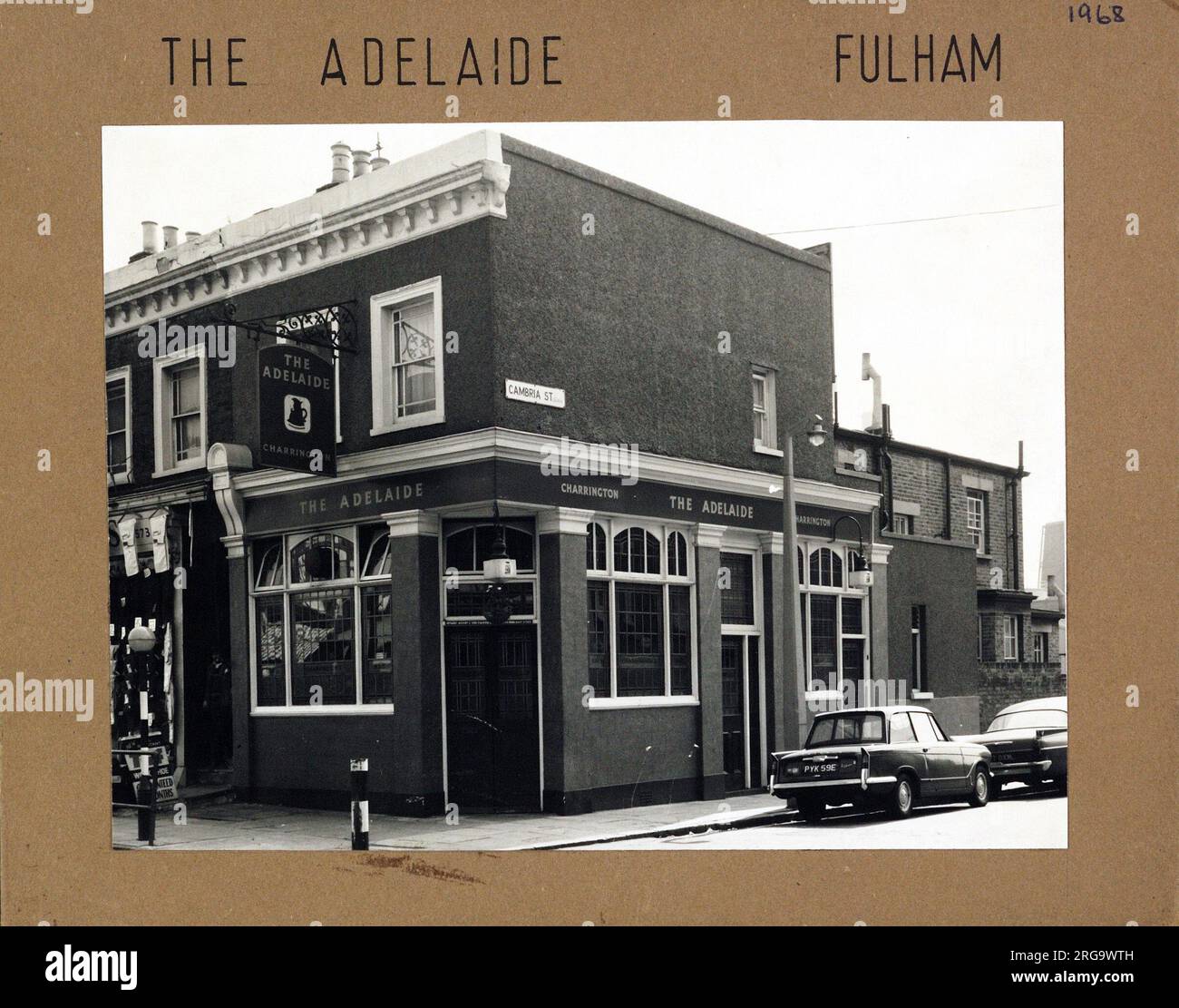 Fotografia di Adelaide PH, Fulham, Londra. Il lato principale della stampa (mostrato qui) raffigura: Angolo sulla vista del pub. Il retro della stampa (disponibile su richiesta) dettagli: Niente per Adelaide, Fulham, Londra SW6 2EB. A partire da luglio 2018 . Chiuso nel 1997 ma riaperto come cafe.bar Lunasa entro il 2001. Successivamente convertito nel ristorante 'Vamos da Tapas' nel 2005 e nel 2008 fu un negozio di lampade. Charles Edwards. Foto Stock