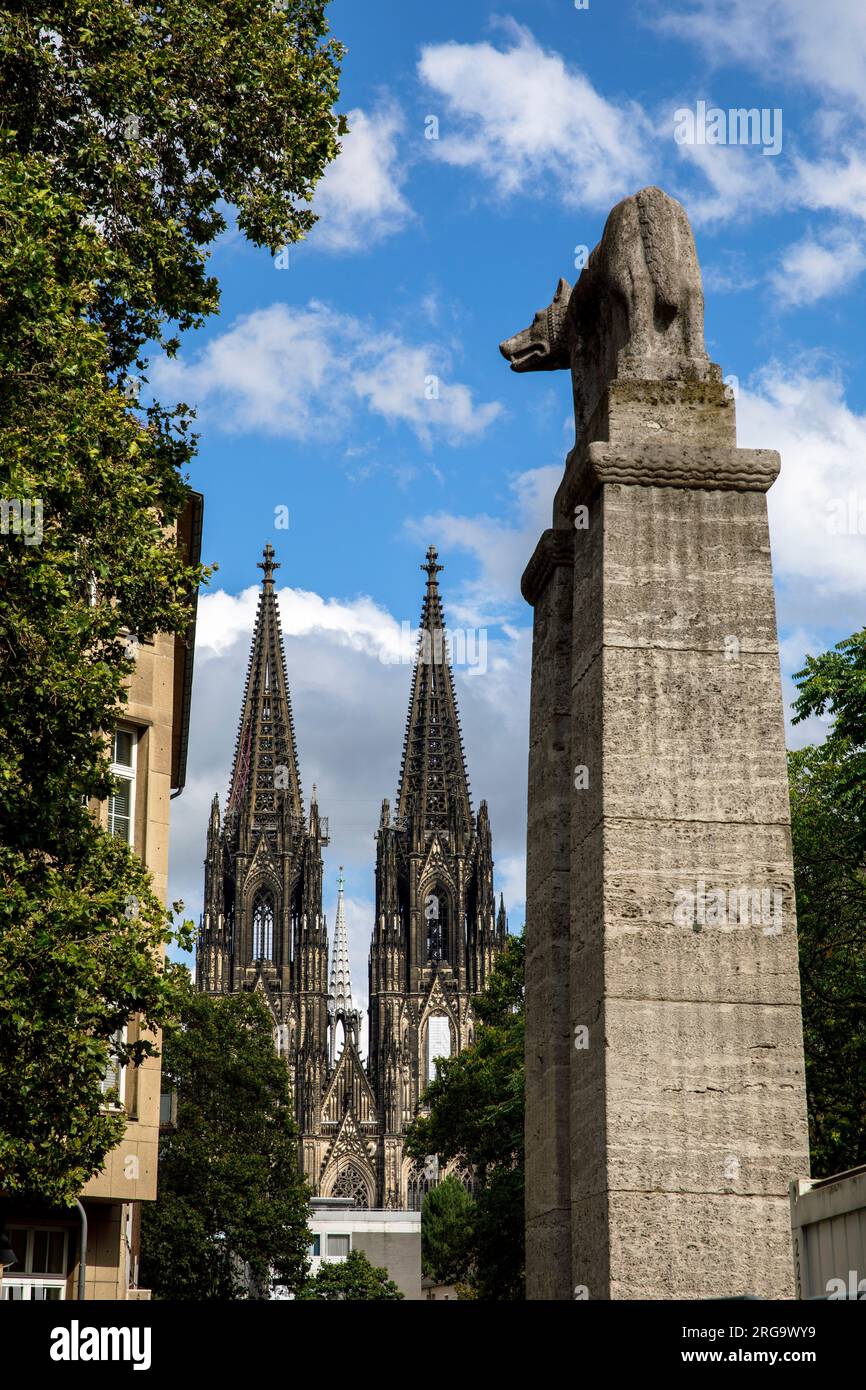 Lupo della fontana romana di fronte al Museo della città di Colonia, la cattedrale, Colonia, Germania. Die roemische Woelfin des Roemerbrunnens vor dem Foto Stock