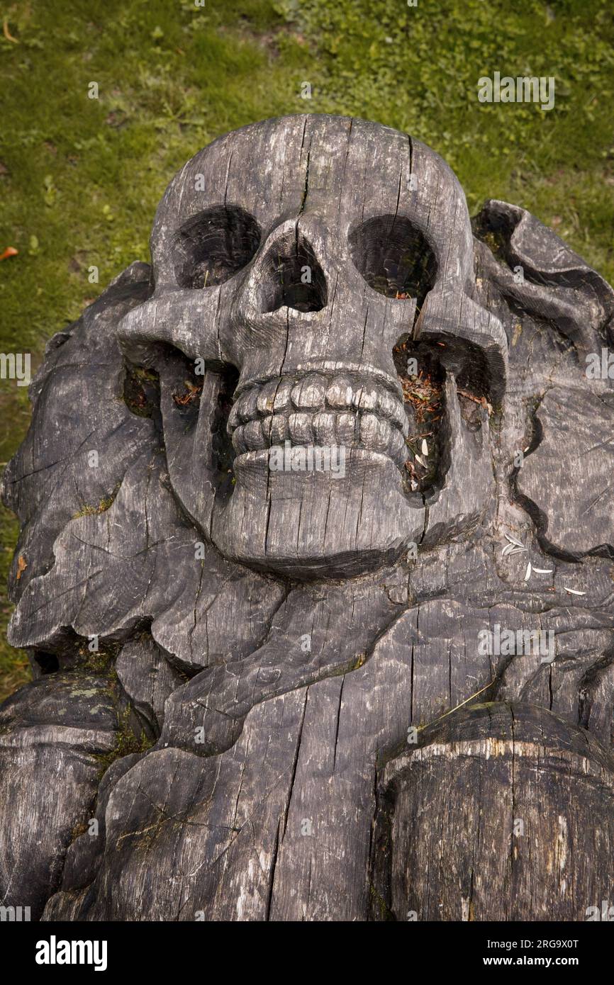 Il parco del castello di Stammheim nel distretto di Stammheim, area verde pubblica in cui è esposta l'arte moderna, Colonia, Germania. Scultura in legno "Tote e Foto Stock