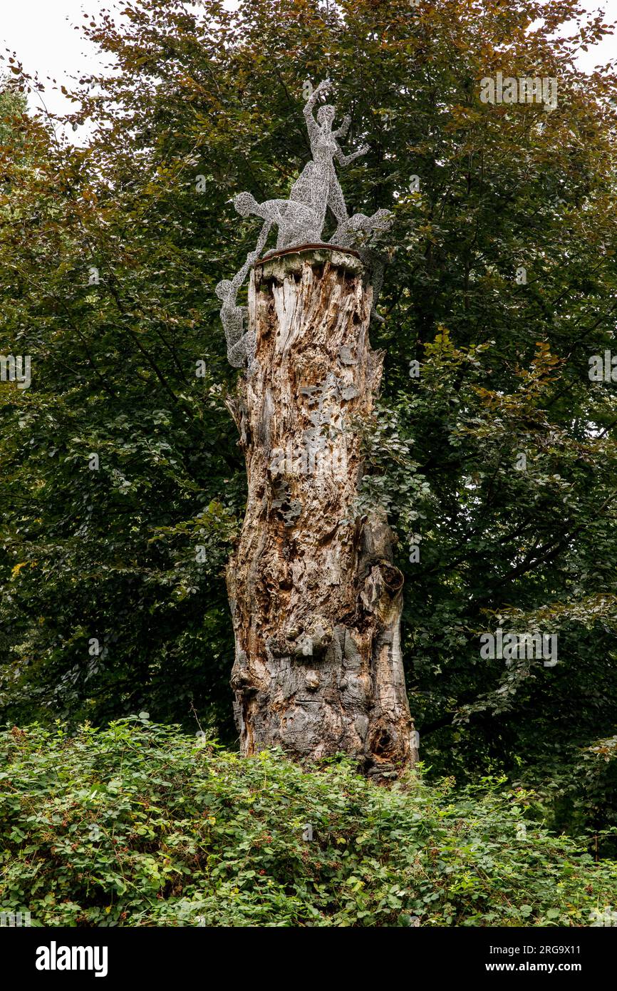 Il parco del castello di Stammheim nel distretto di Stammheim, area verde pubblica in cui è esposta l'arte moderna, Colonia, Germania. "Lebens-Baum" di Forest, Foto Stock
