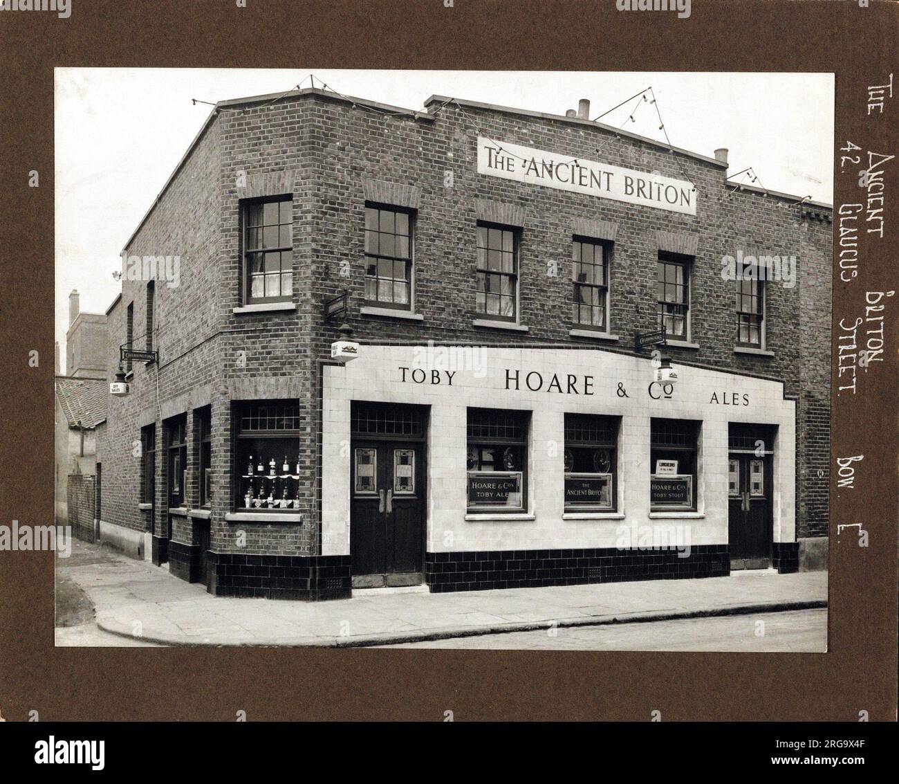 Fotografia dell'antica Briton PH, Bow, Londra. Il lato principale della stampa (mostrato qui) raffigura: La faccia sinistra sulla vista del pub. Il retro della stampa (disponibile su richiesta) dettagli: Niente per l'antico Briton, Bow, Londra E3 3QS. A partire da luglio 2018 . Chiuso nel 2005 e ora demolito Foto Stock