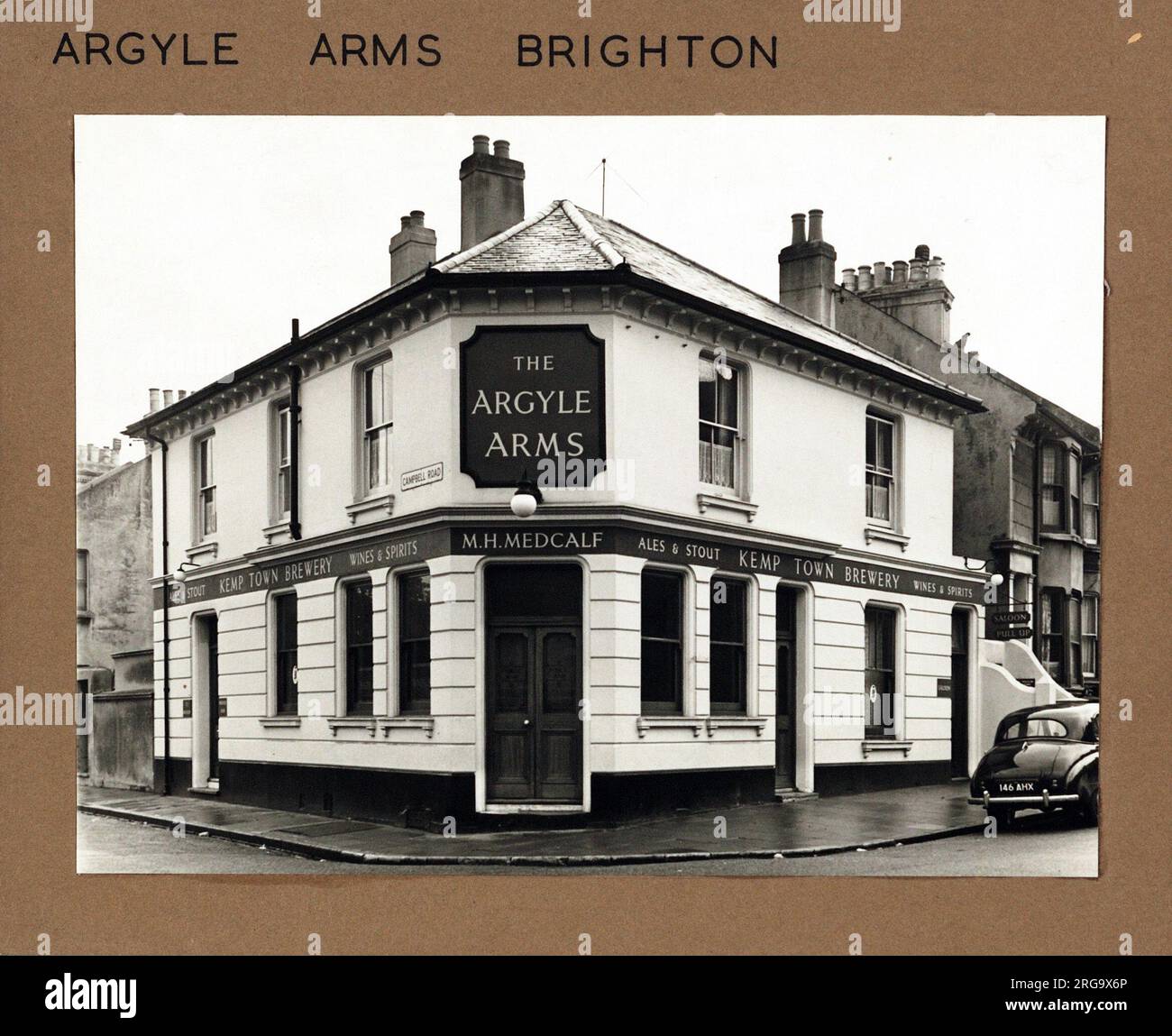 Fotografia di Argyle Arms, Brighton, Sussex. Il lato principale della stampa (mostrato qui) raffigura: Angolo sulla vista del pub. Il retro della stampa (disponibile su richiesta) dettagli: Niente per Argyle Arms, Brighton, Sussex BN1 4QB. A partire da luglio 2018 . Pensioni aziendali. Rinominato l'ingegnere e ora riportato al nome originale Foto Stock