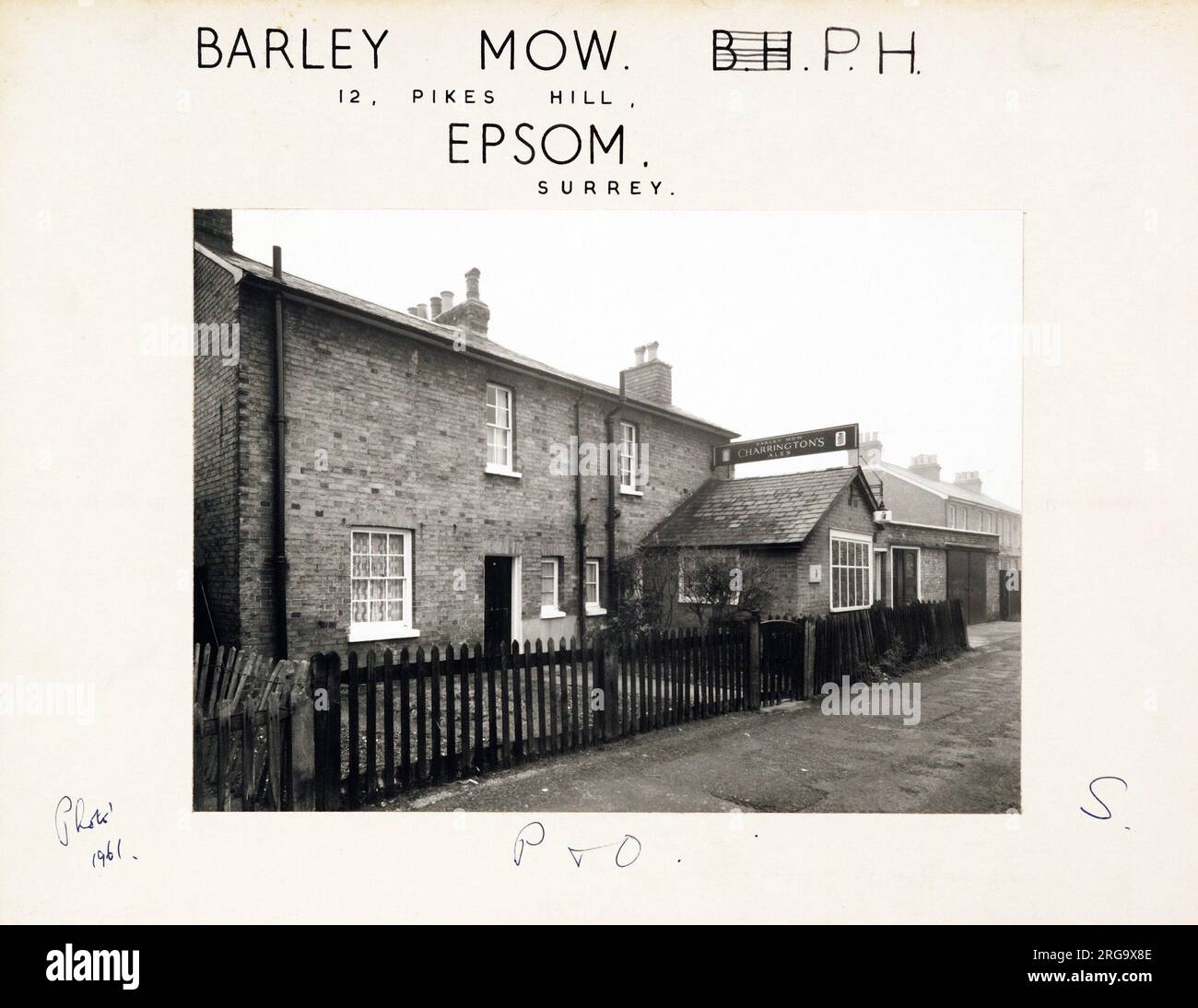 Fotografia di Barley Mow PH, Epsom, Surrey. Il lato principale della stampa (mostrato qui) raffigura: La faccia sinistra sulla vista del pub. Il retro della stampa (disponibile su richiesta) dettagli: Trading Record 1907 . 1962 per il muso di Barley, Epsom, Surrey KT17 4EA. A partire da luglio 2018 . Pub Fullers Foto Stock