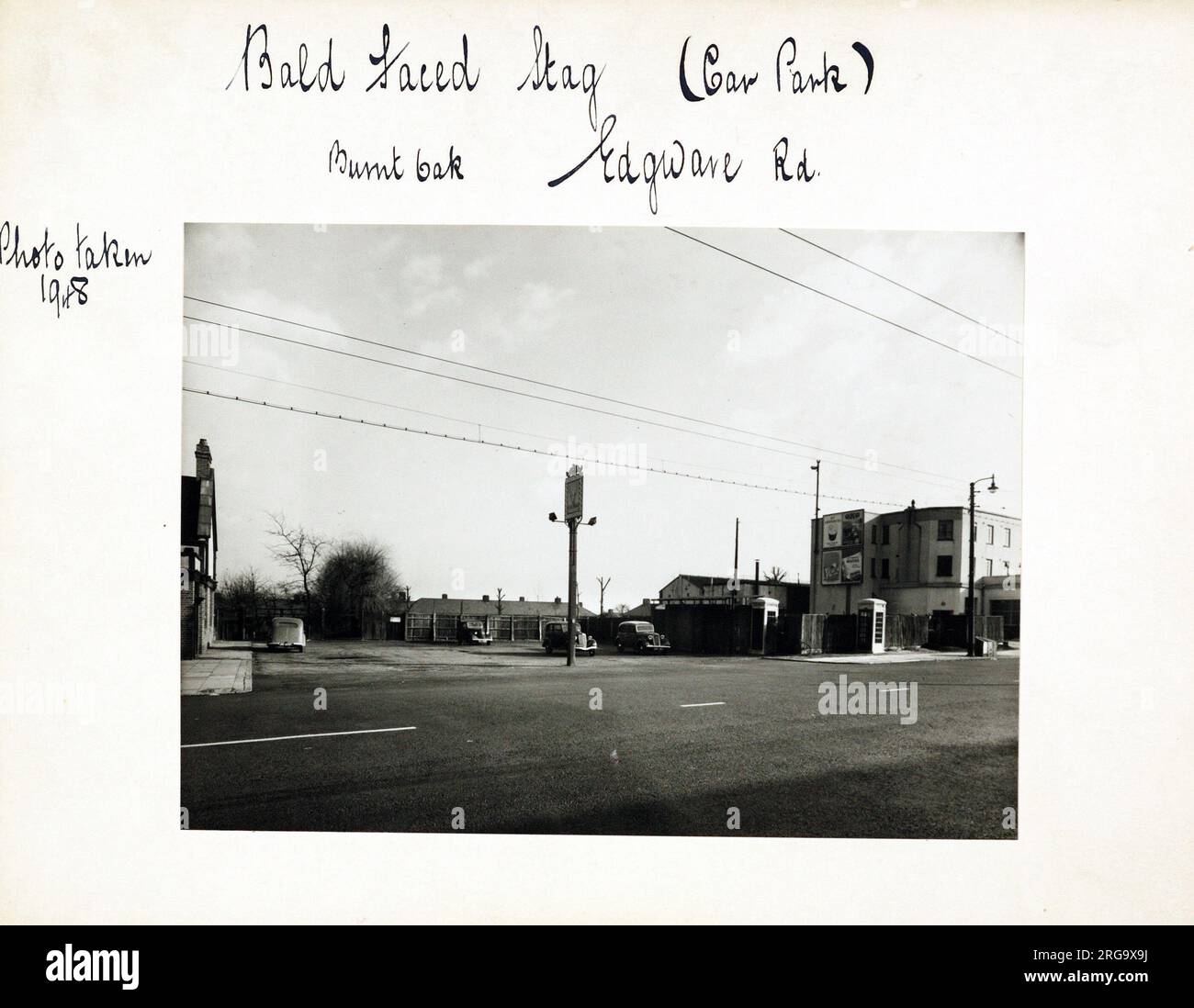 Fotografia di Baldfaced Stag PH, Edgware, Londra. Il lato principale della stampa (qui mostrato) raffigura: Angolo lontano con vista del pub. Il retro della stampa (disponibile su richiesta) dettagli: Nothing for the Baldfaced Stag, Edgware, London HA8 0BE. Dal luglio 2018 . Chiuso. Showroom di mobili. A partire da agosto 2017 sembra un'azienda abbandonata; la richiesta di pianificazione è stata approvata per diventare un punto vendita al dettaglio con appartamenti sopra menzionati. Foto Stock