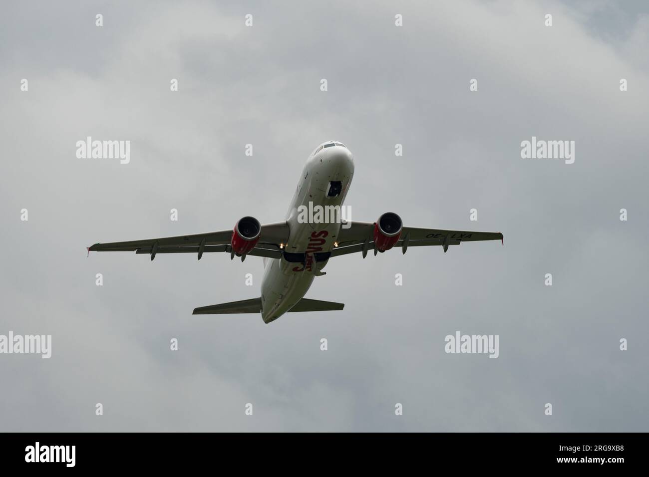 Zurigo, Svizzera, 10 maggio 2023 OE-LXA Austrian Airlines Airbus A320-216 decollo dalla pista 32 Foto Stock